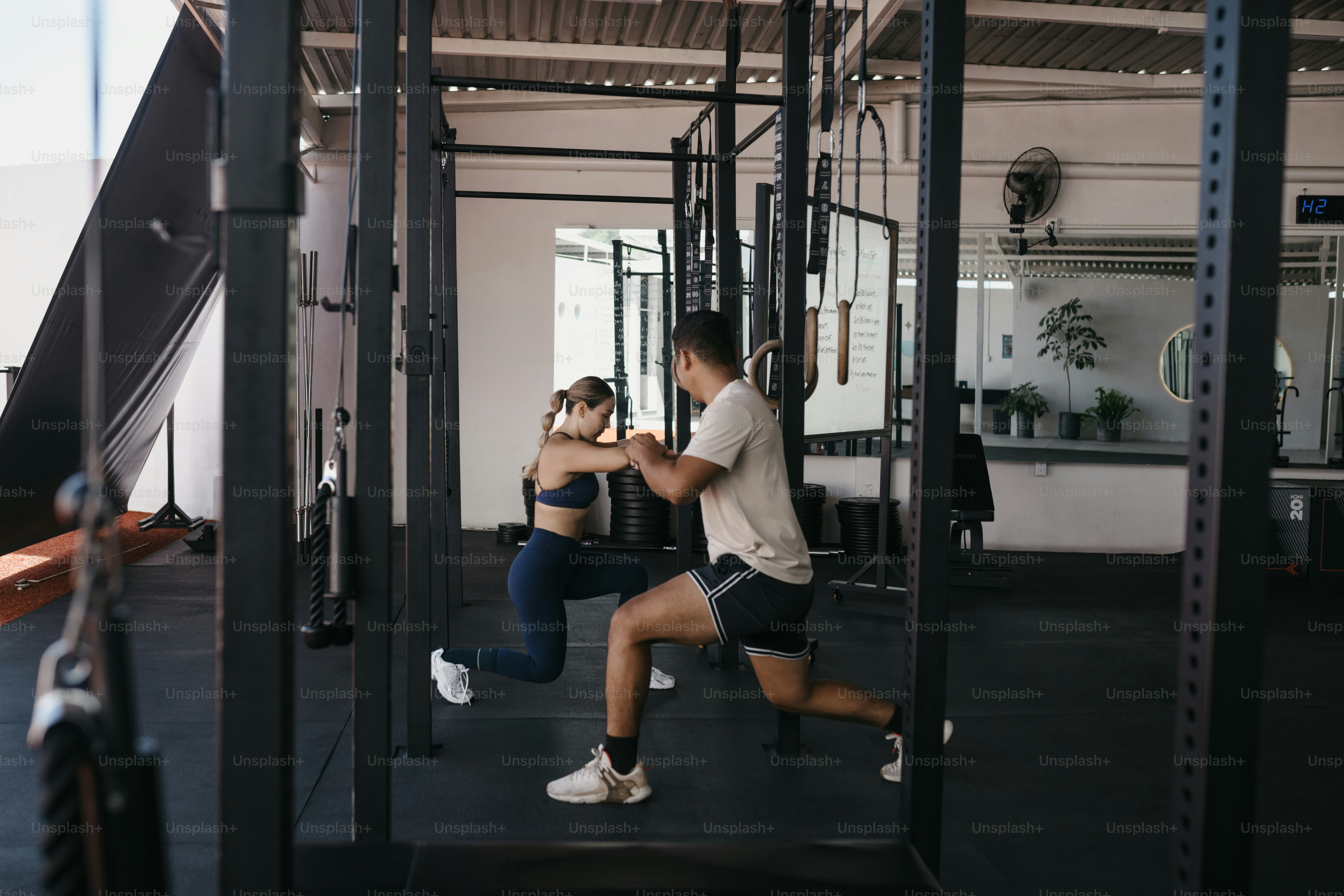 Ein Mann und eine Frau in einem Fitnessstudio