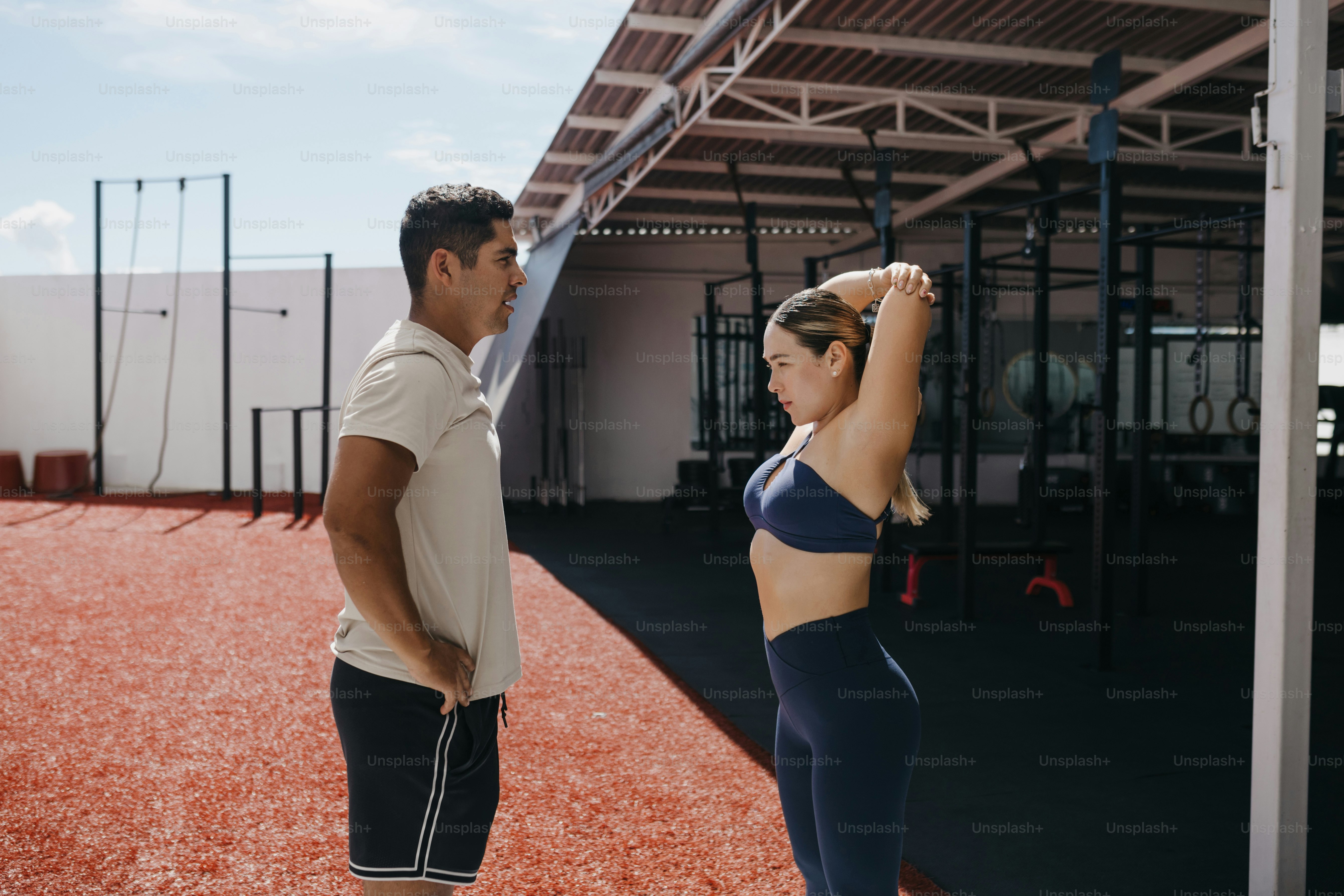 Ein Mann steht neben einer Frau in einer Turnhalle