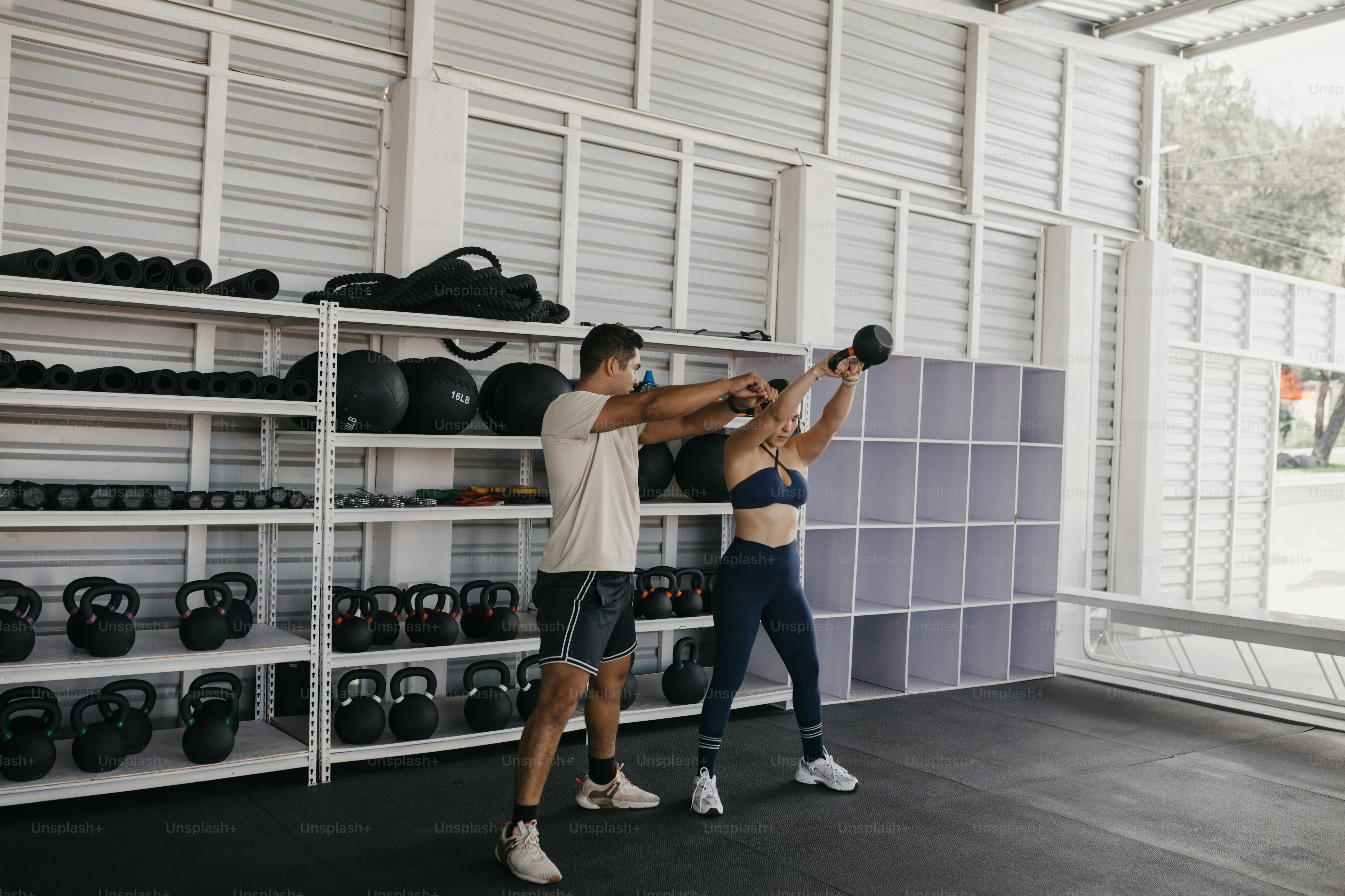 Ein Mann und eine Frau machen Übungen in einem Fitnessstudio
