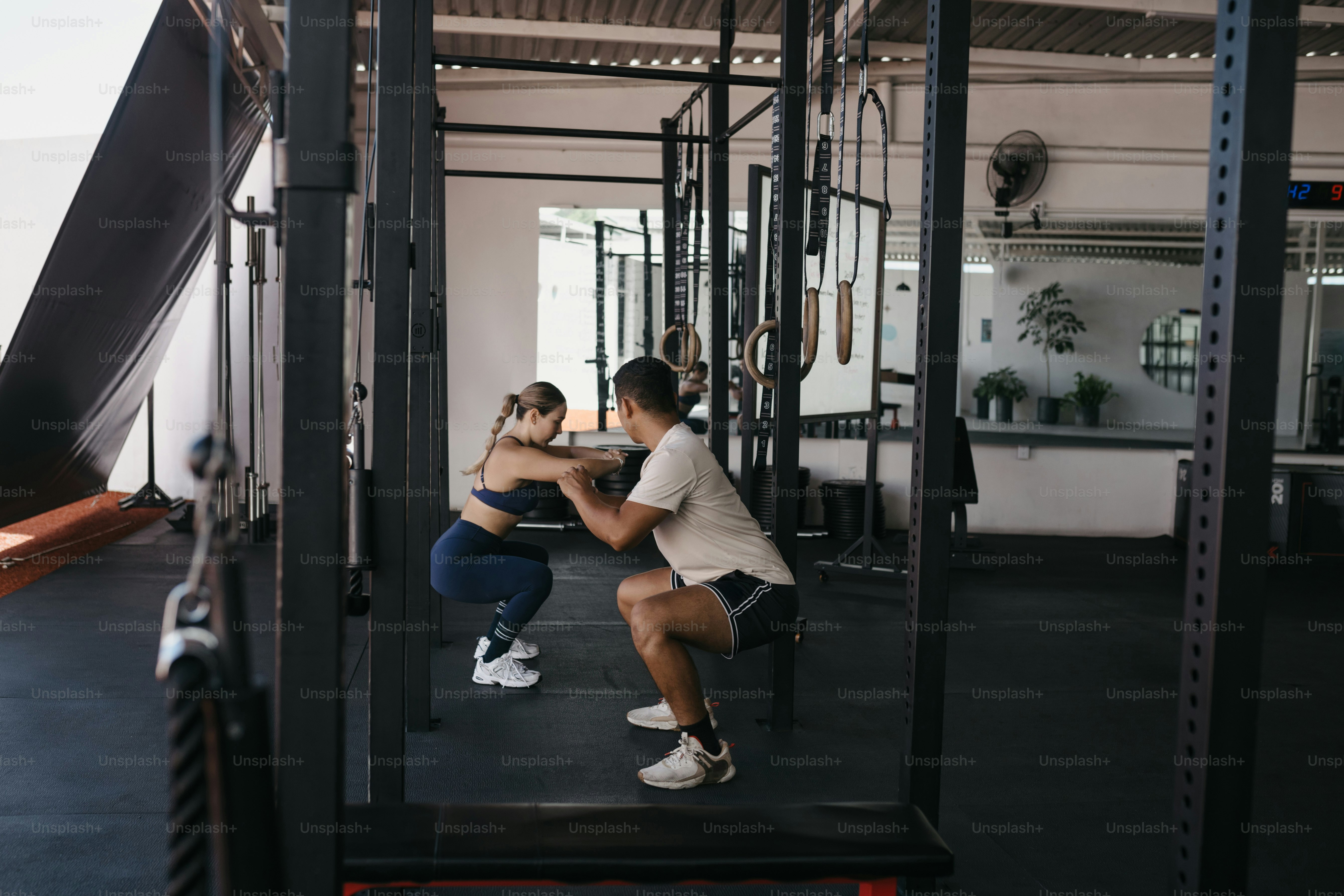 Ein paar Leute, die in einem Fitnessstudio sind