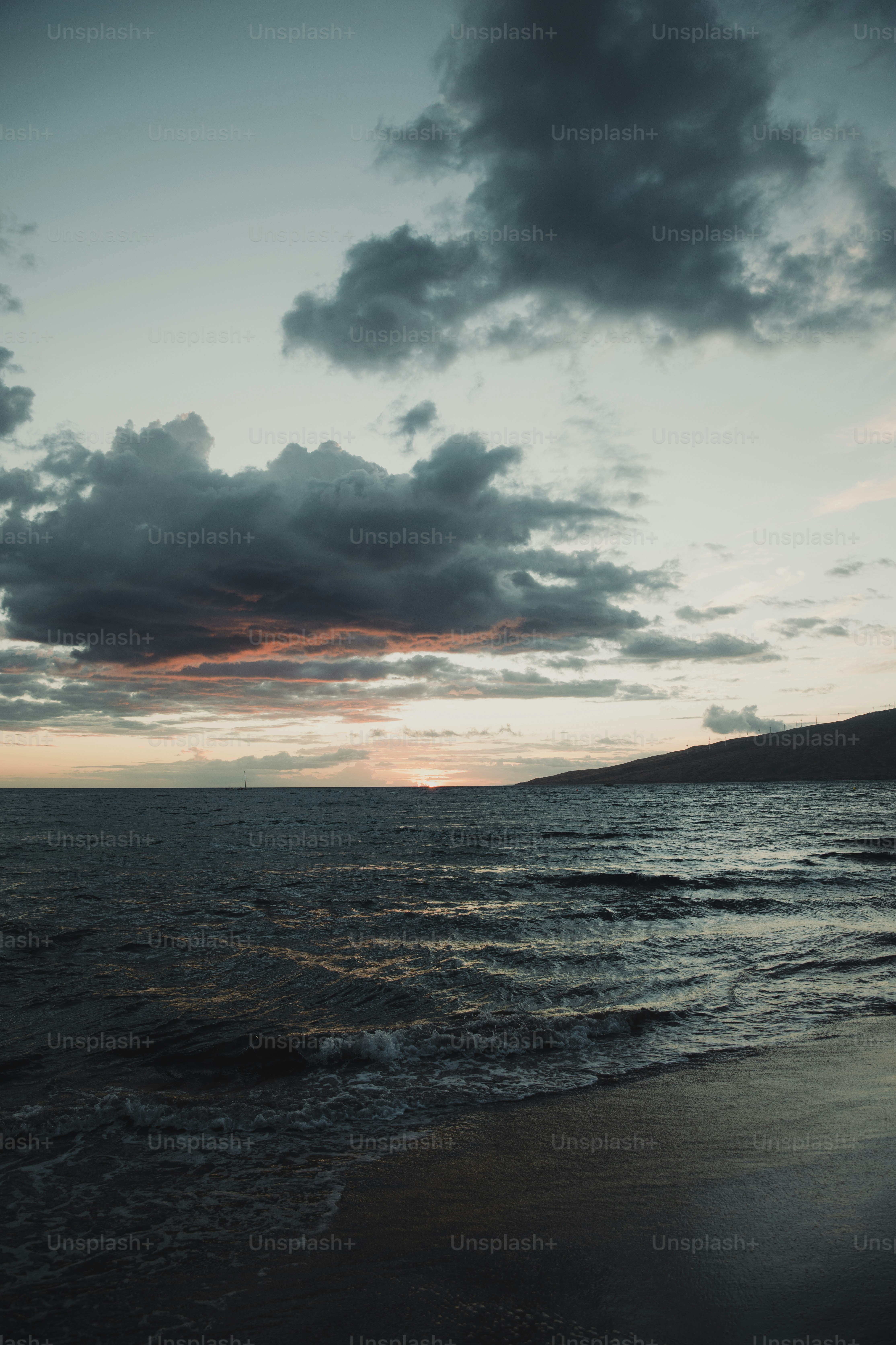 A beach with waves coming in to the shore photo – Nature Image on Unsplash