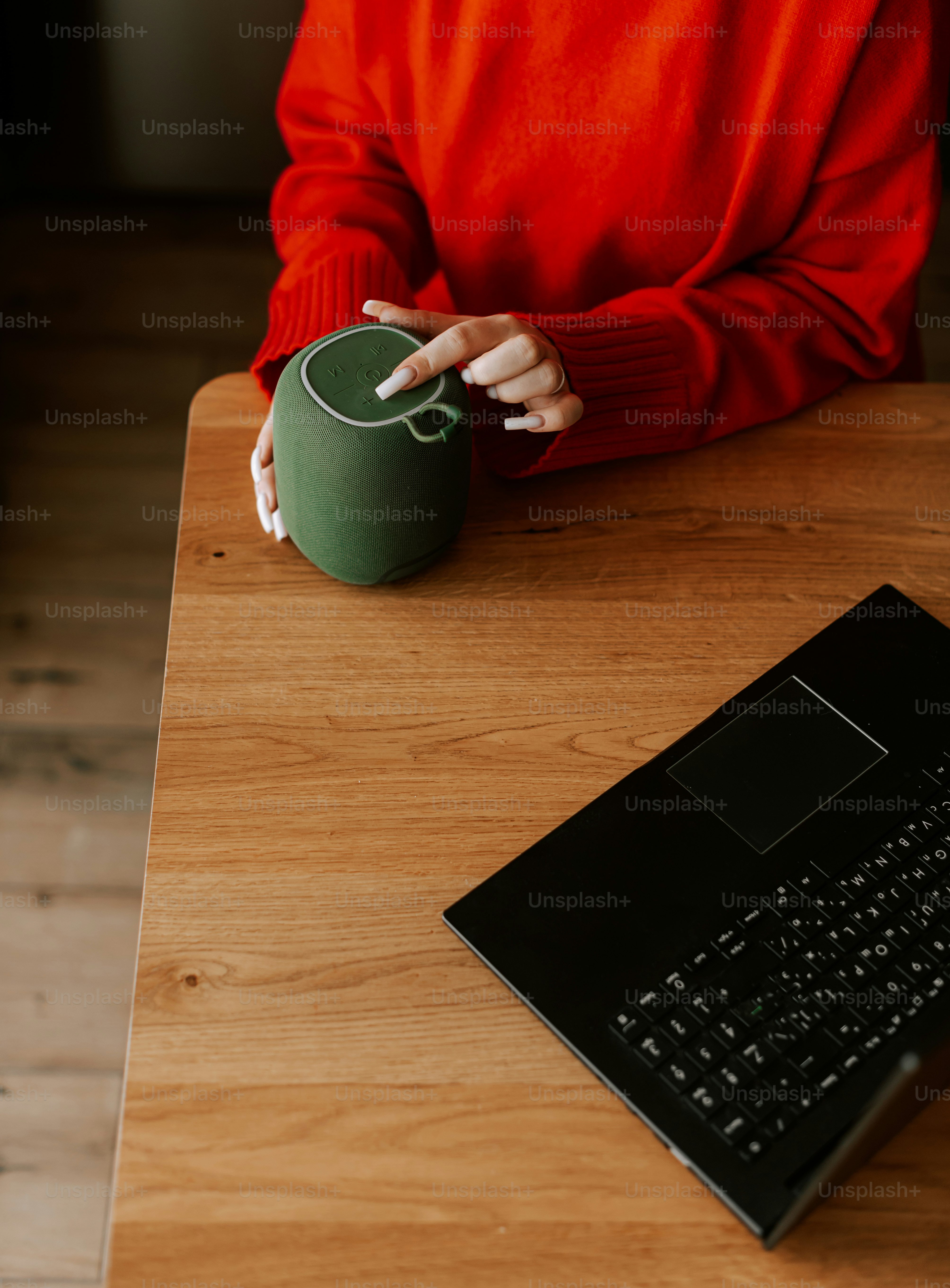 Una persona sentada en una mesa con una computadora portátil