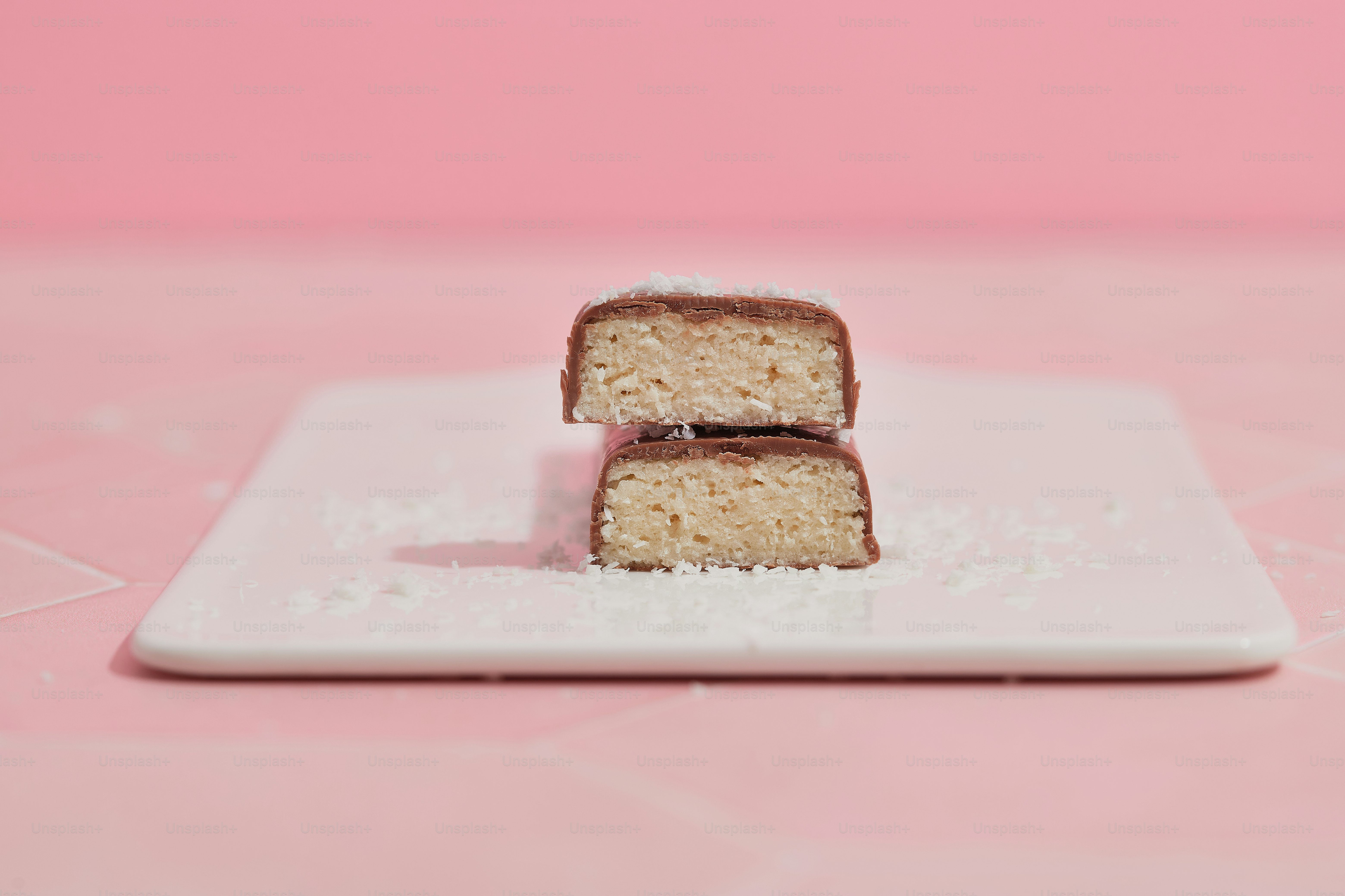 白いプレートにケーキが2枚トッピングされています