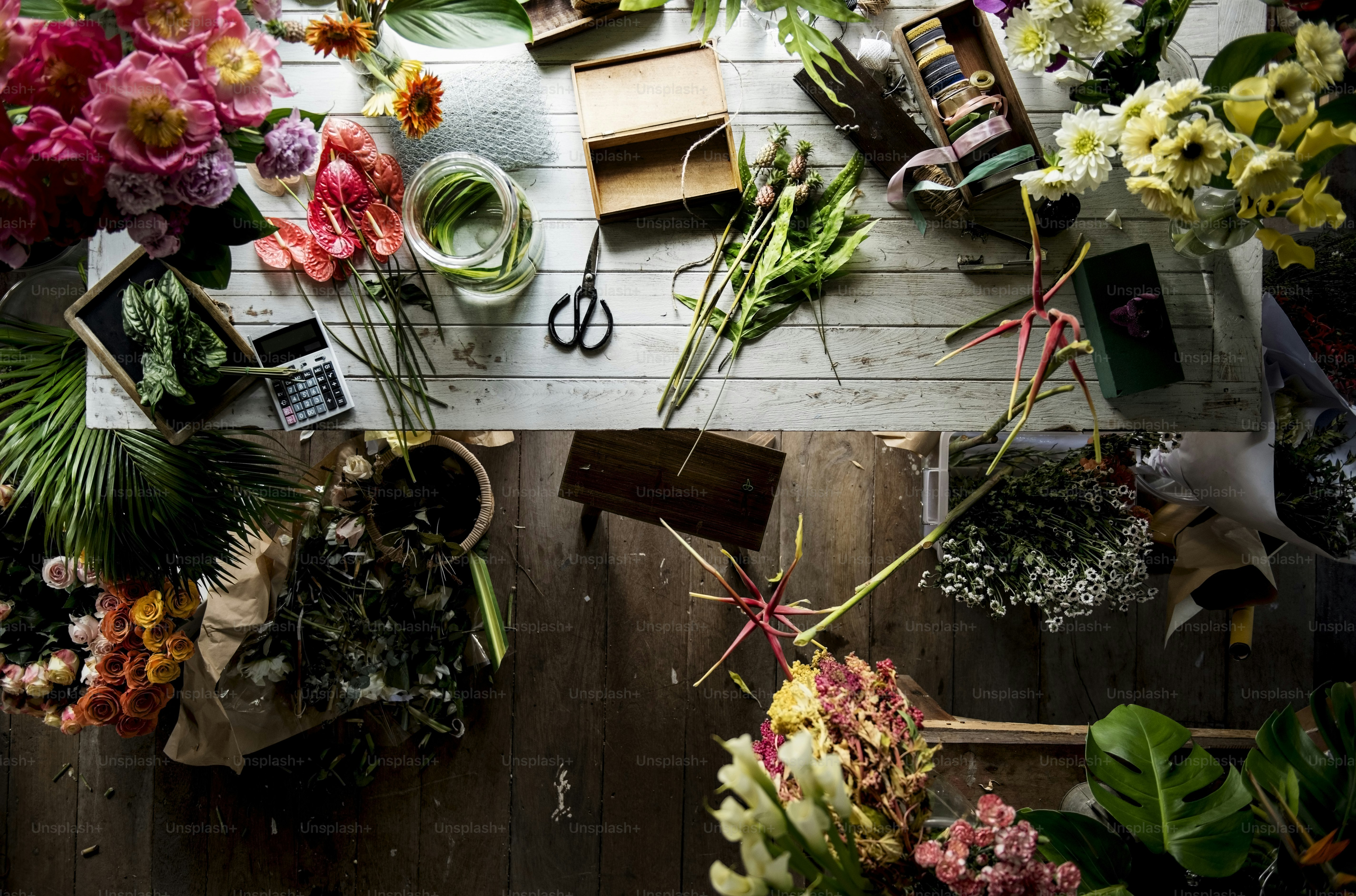 Flower arrangement on a wooden table photo – Photography Image on Unsplash