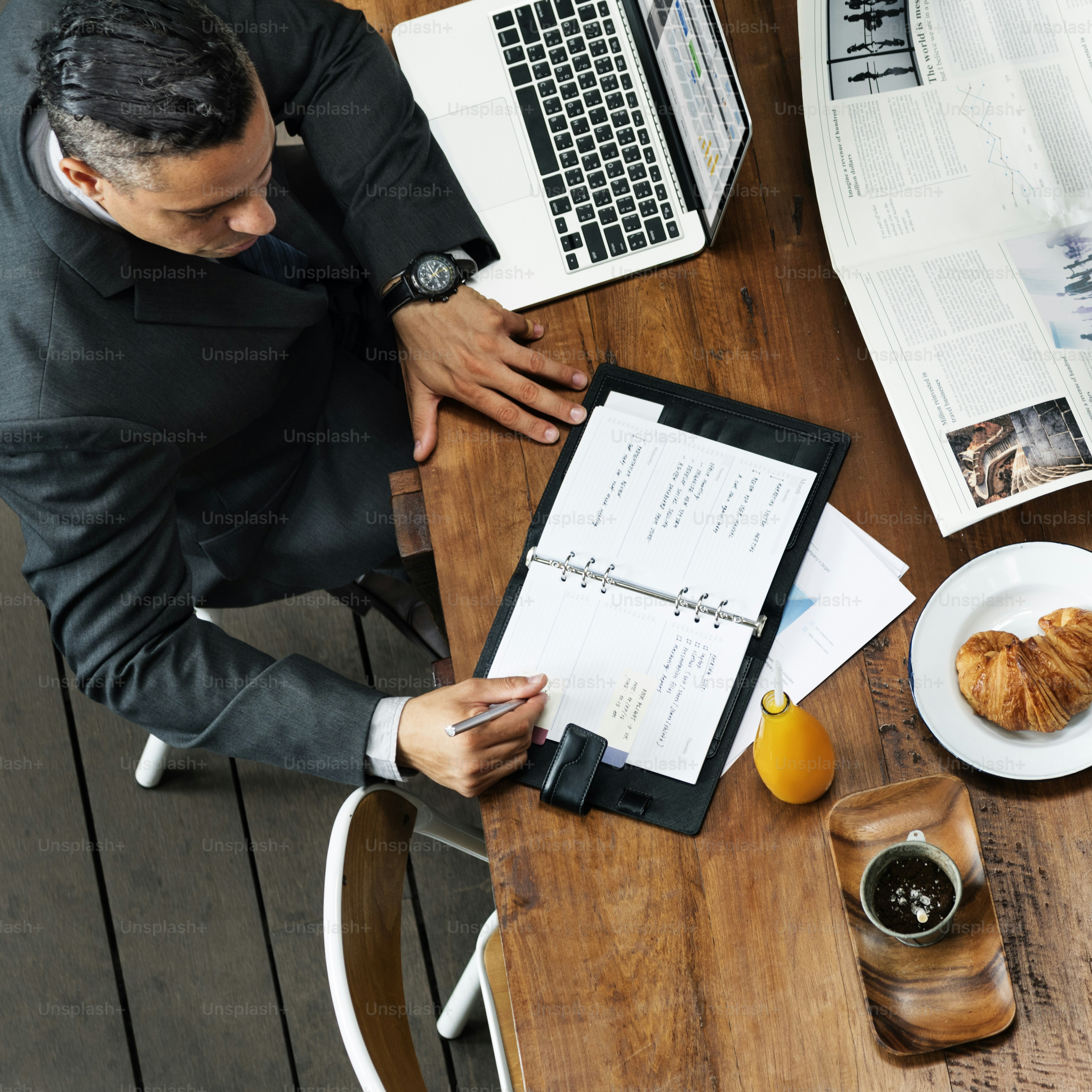 Concepto de estrategia de liderazgo de trabajo del hombre de negocios