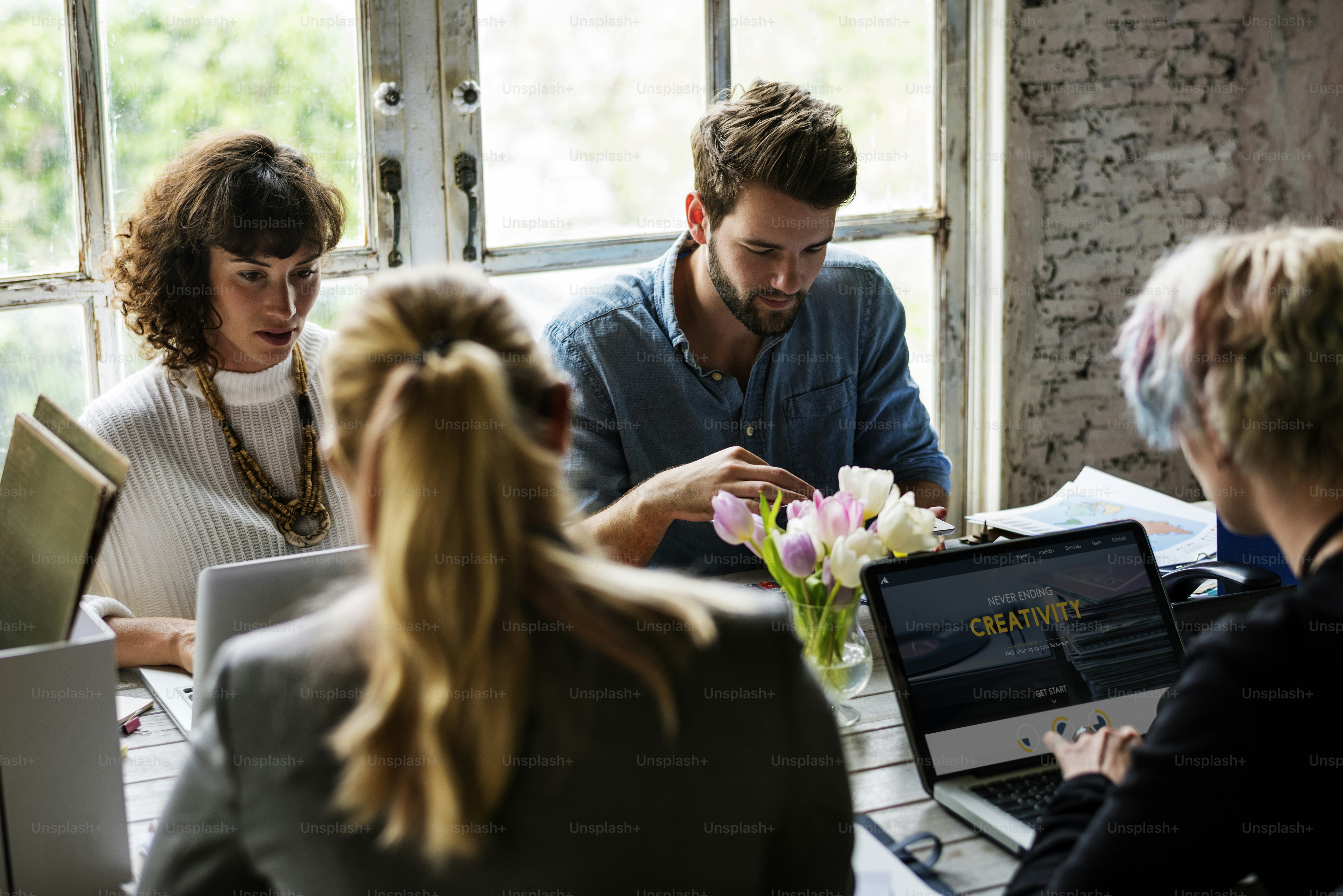 Compañeros de negocios juntos Trabajo en equipo Oficina de trabajo