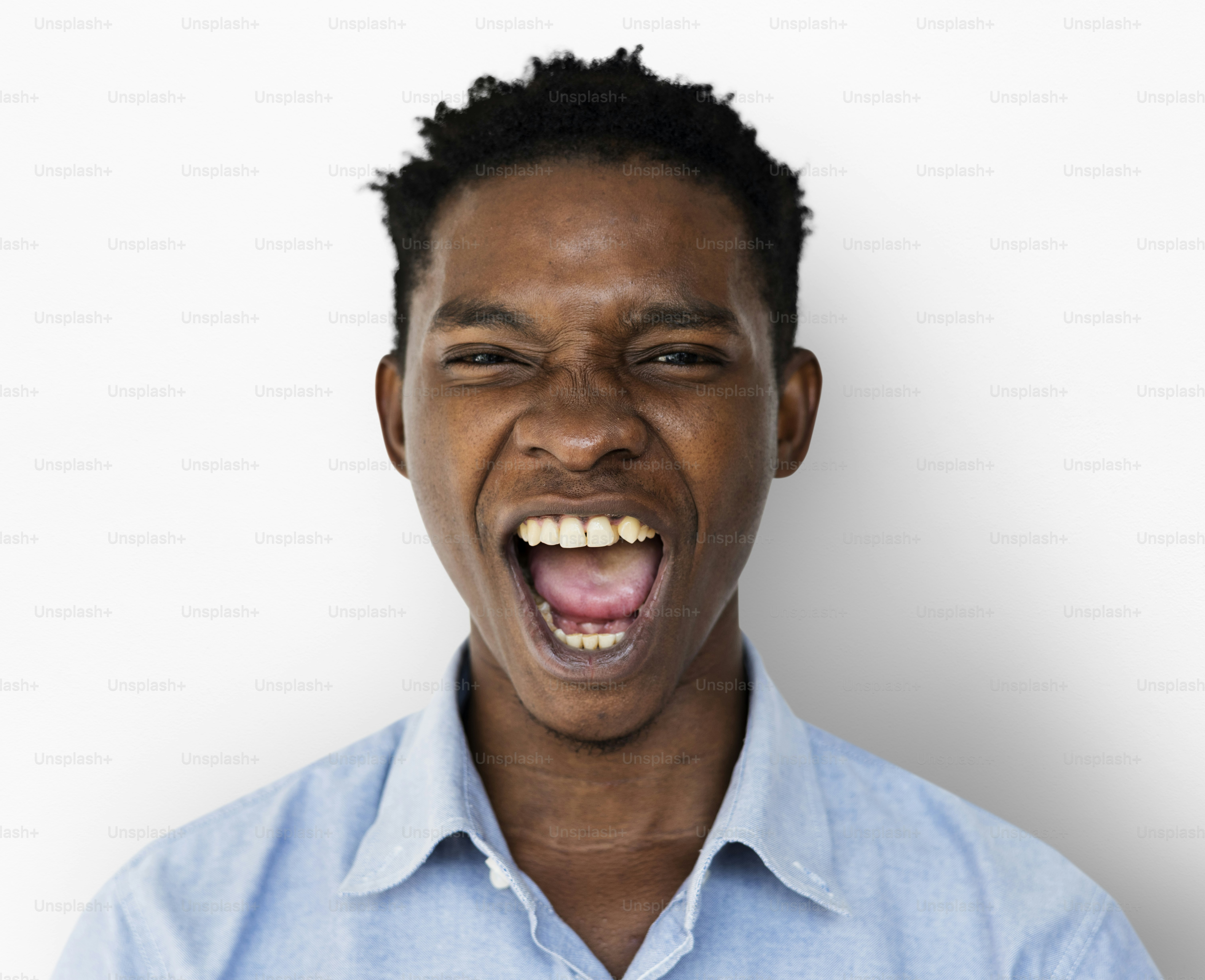 성인 남자 제스처 스탠드 스튜디오 초상화 사진 – Unsplash의 얼굴 이미지, image size:3000x2439