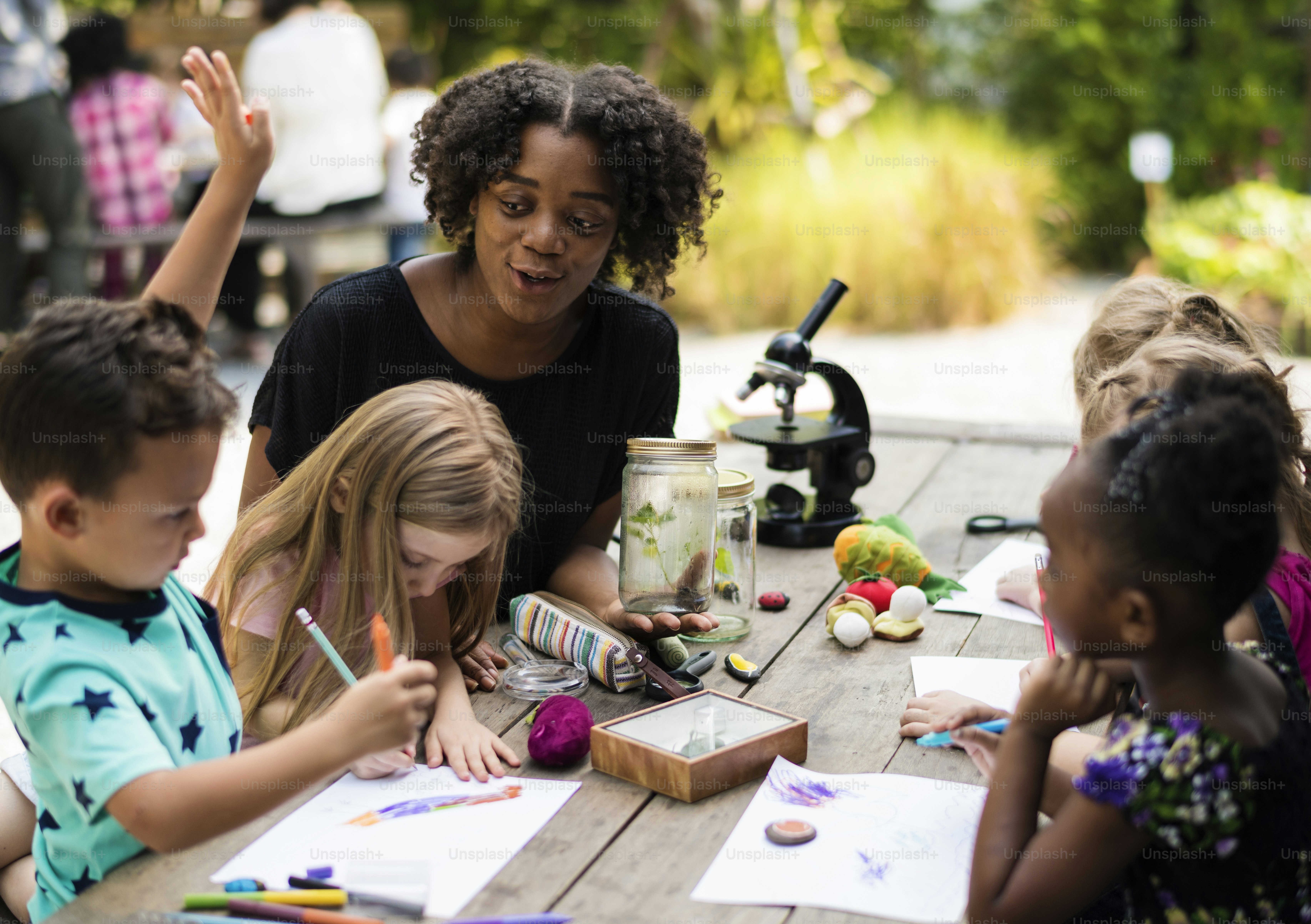 Kinder Klassenkameraden lernen Biologie Zeichenunterricht