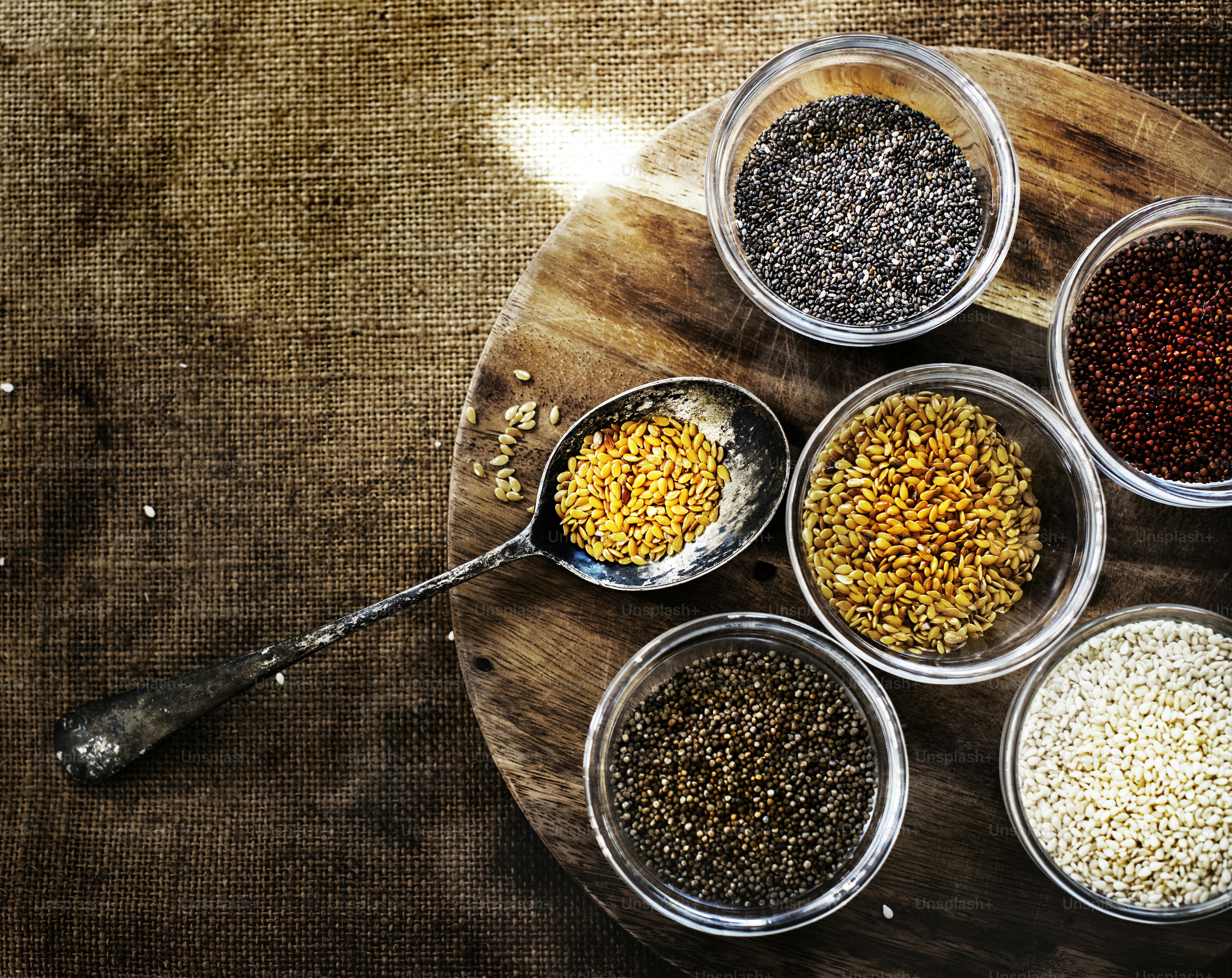 Antenne von Samen Superfood auf Holzbrett und Löffel