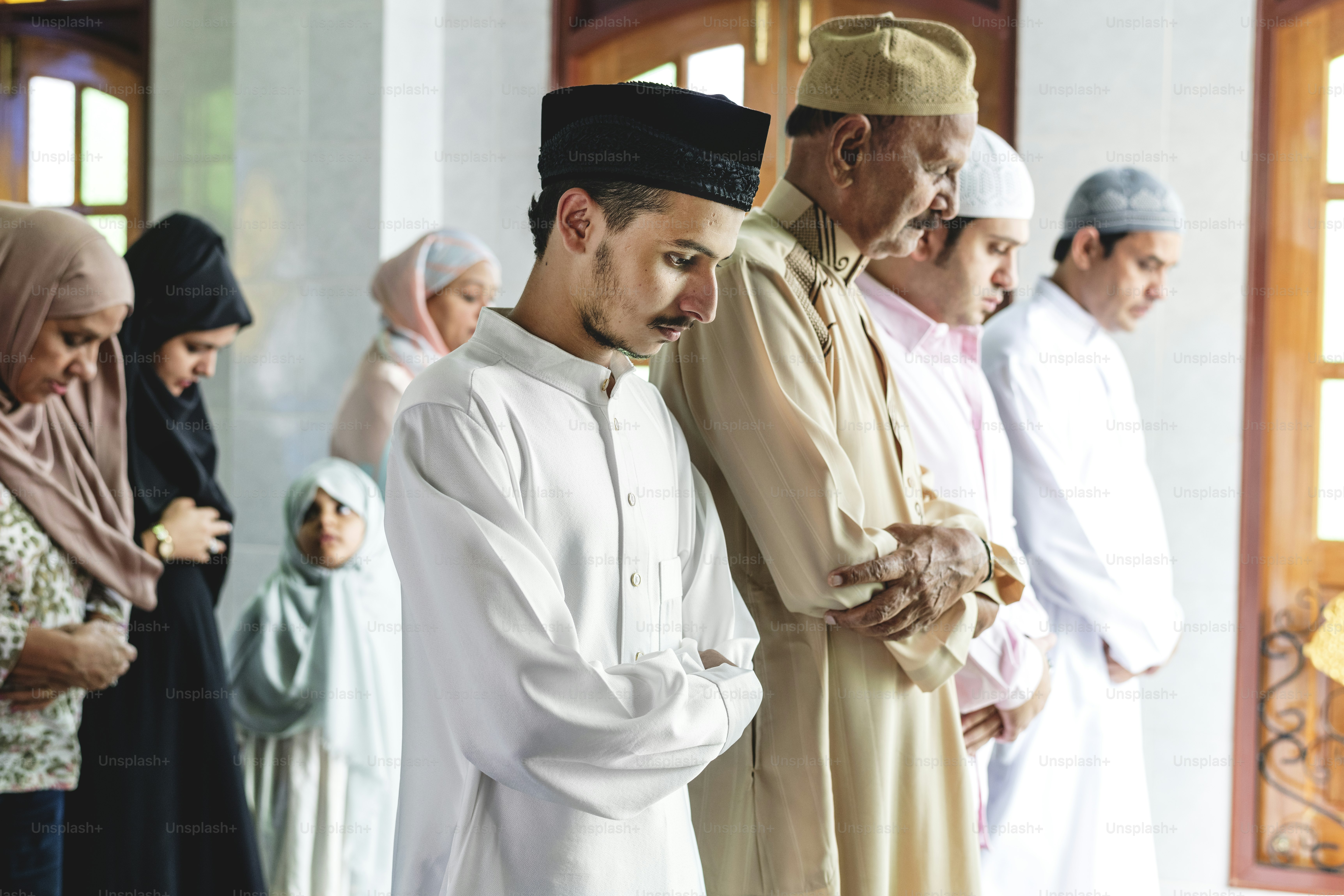 Sholat Muslim dalam postur Qiyaam