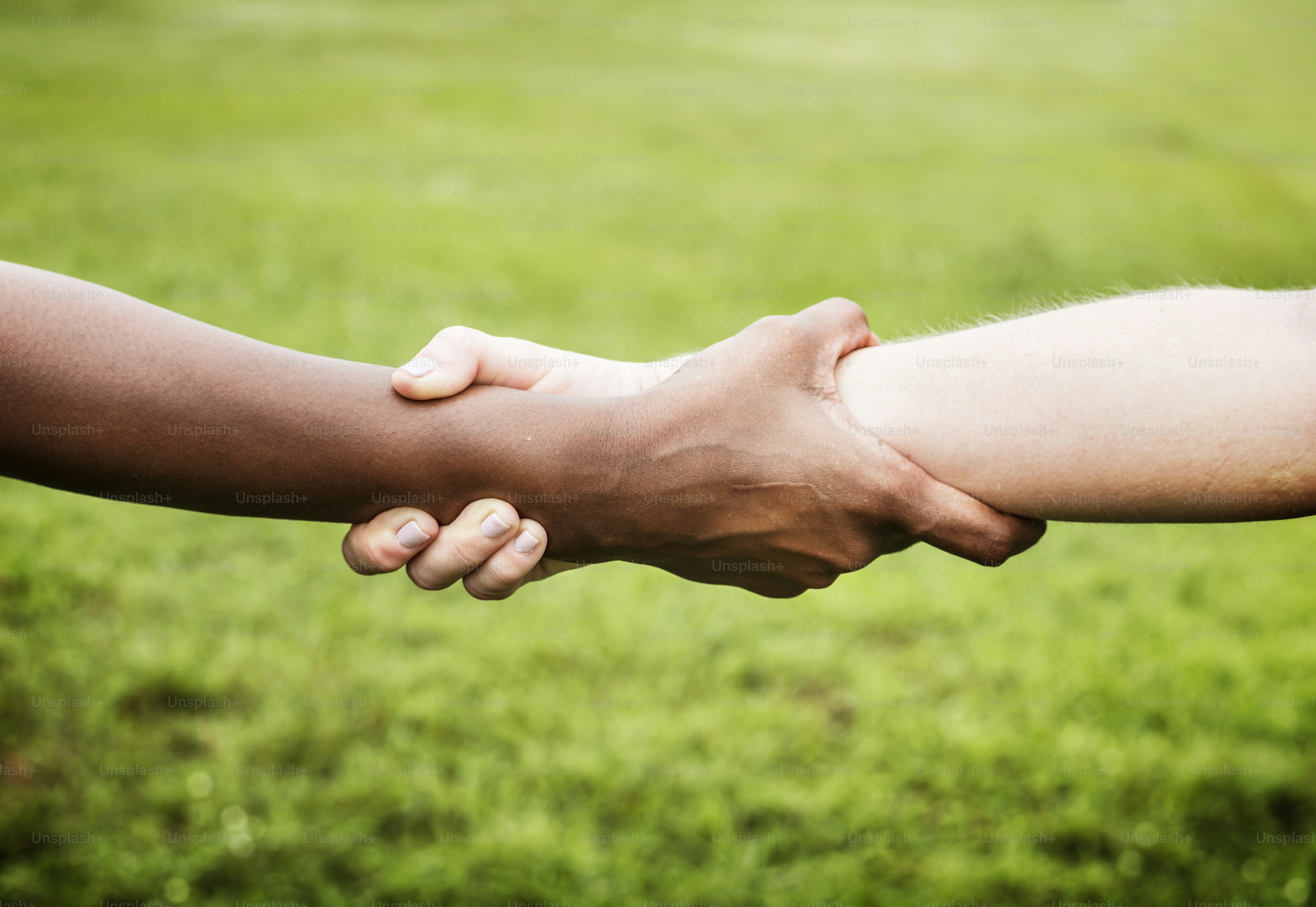 Personas que se aferran unas a otras