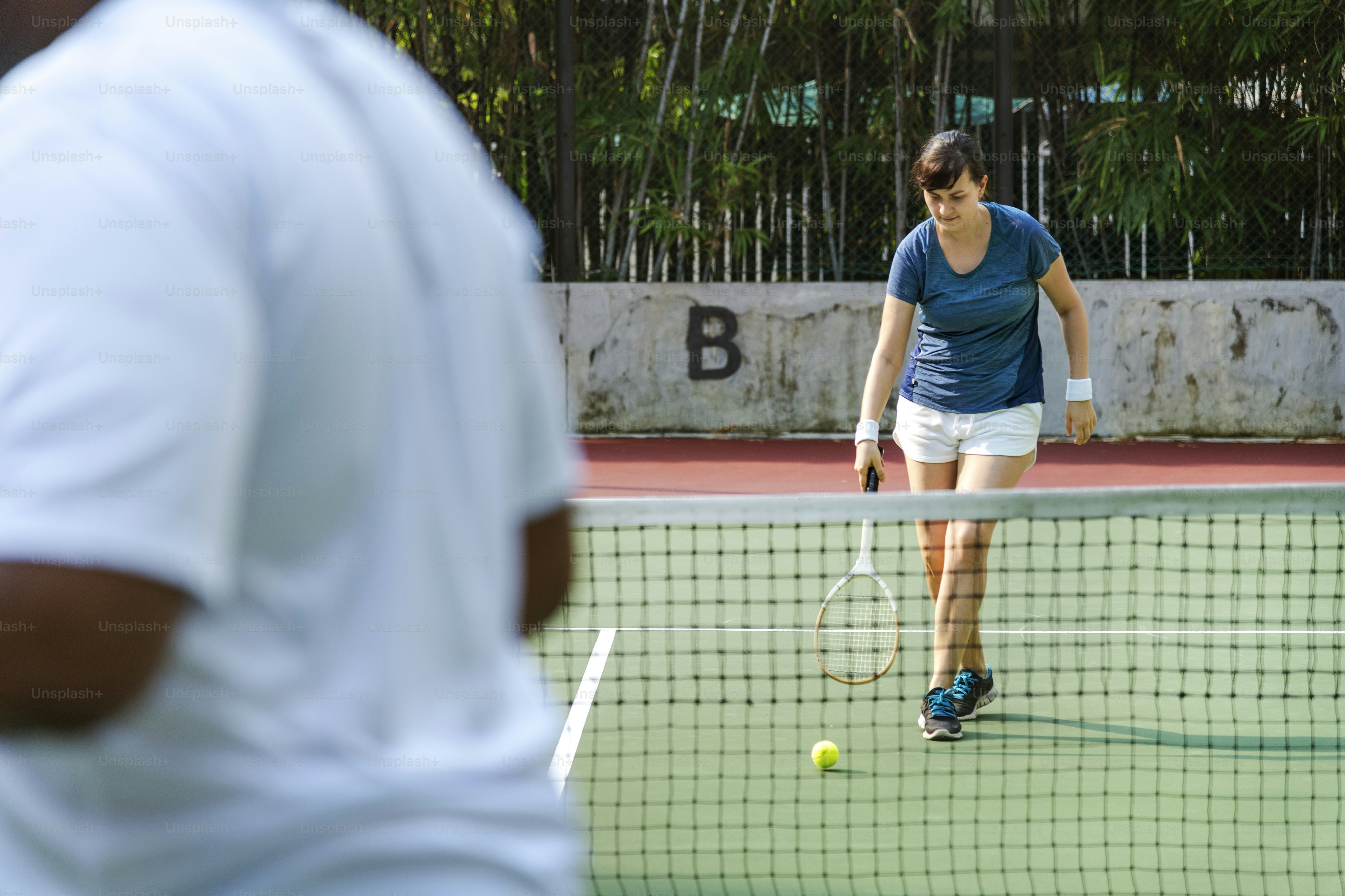 Zwei Spieler in einem Tennismatch