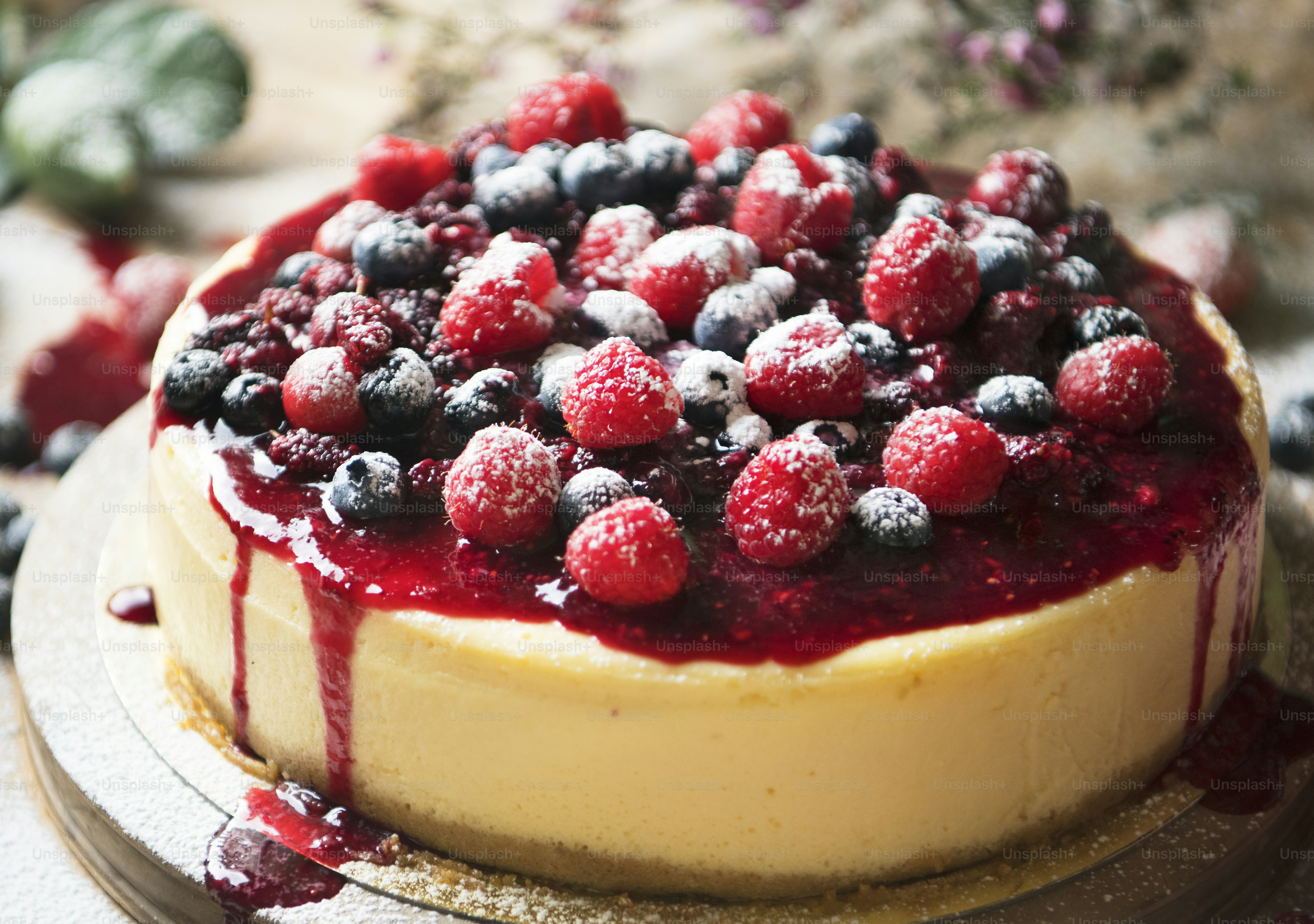 Idea de receta de fotografía de comida de tarta de queso con bayas frescas