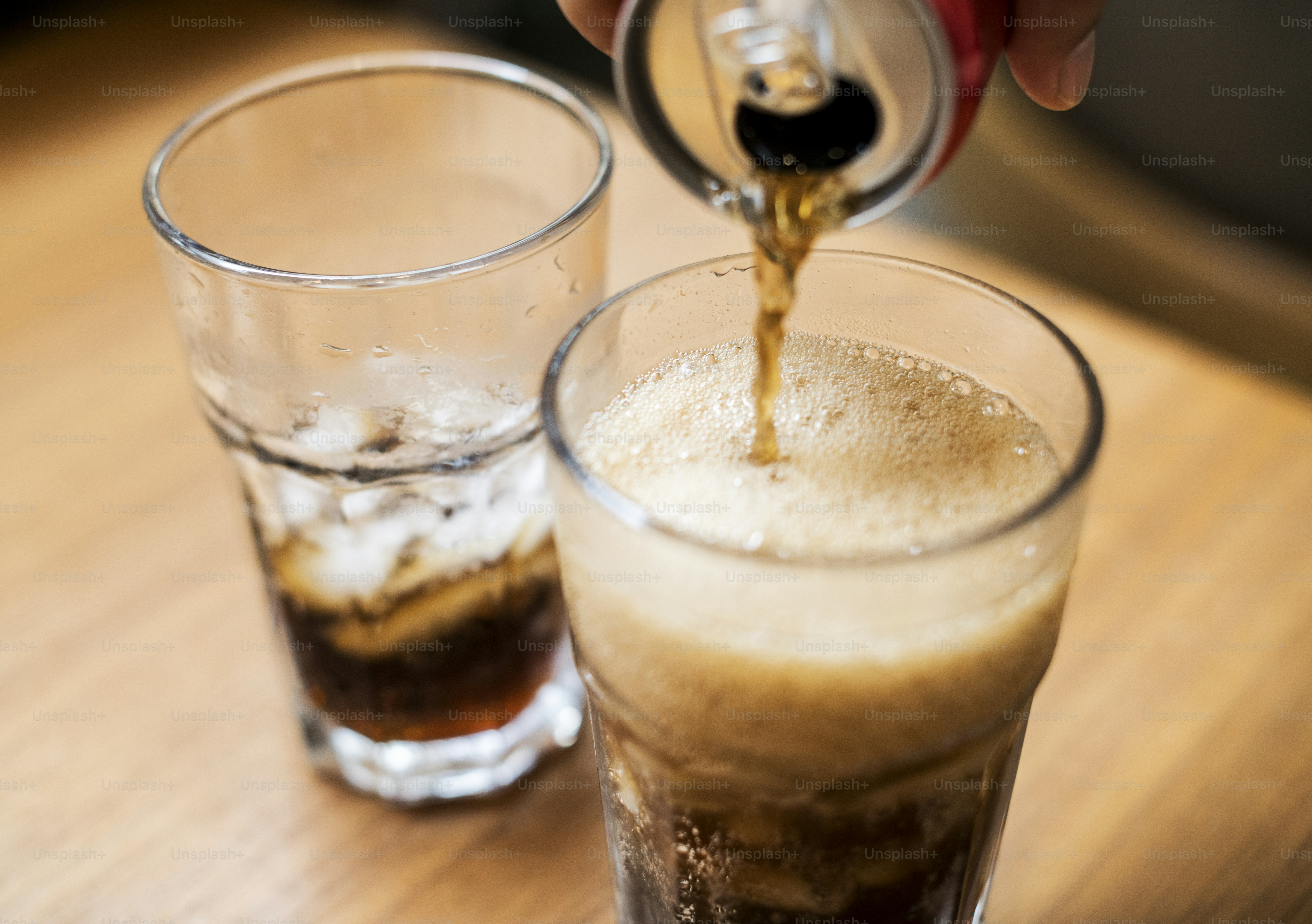 Cola froid versé dans un verre