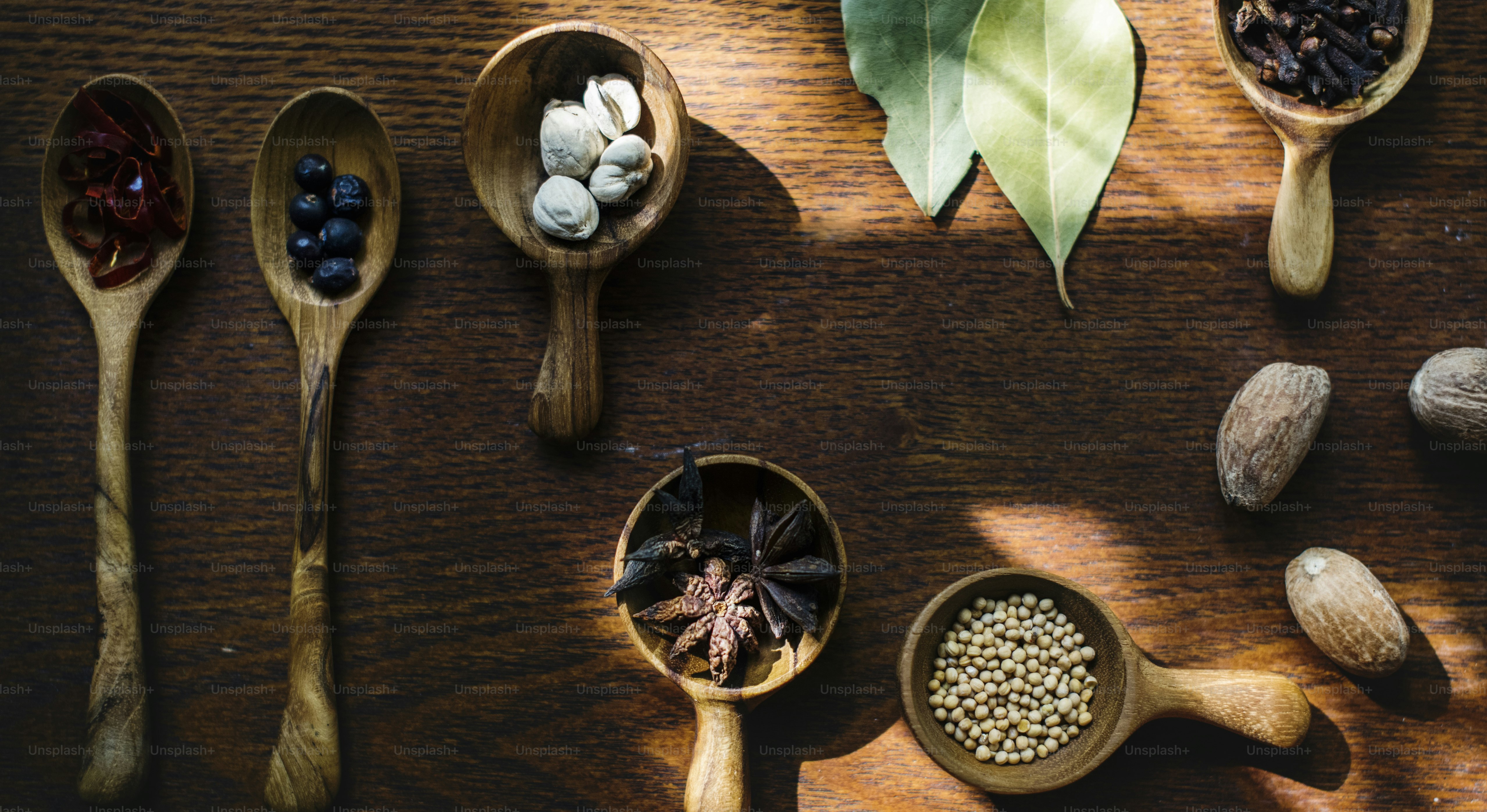 Variedad de especias sobre fondo grunge