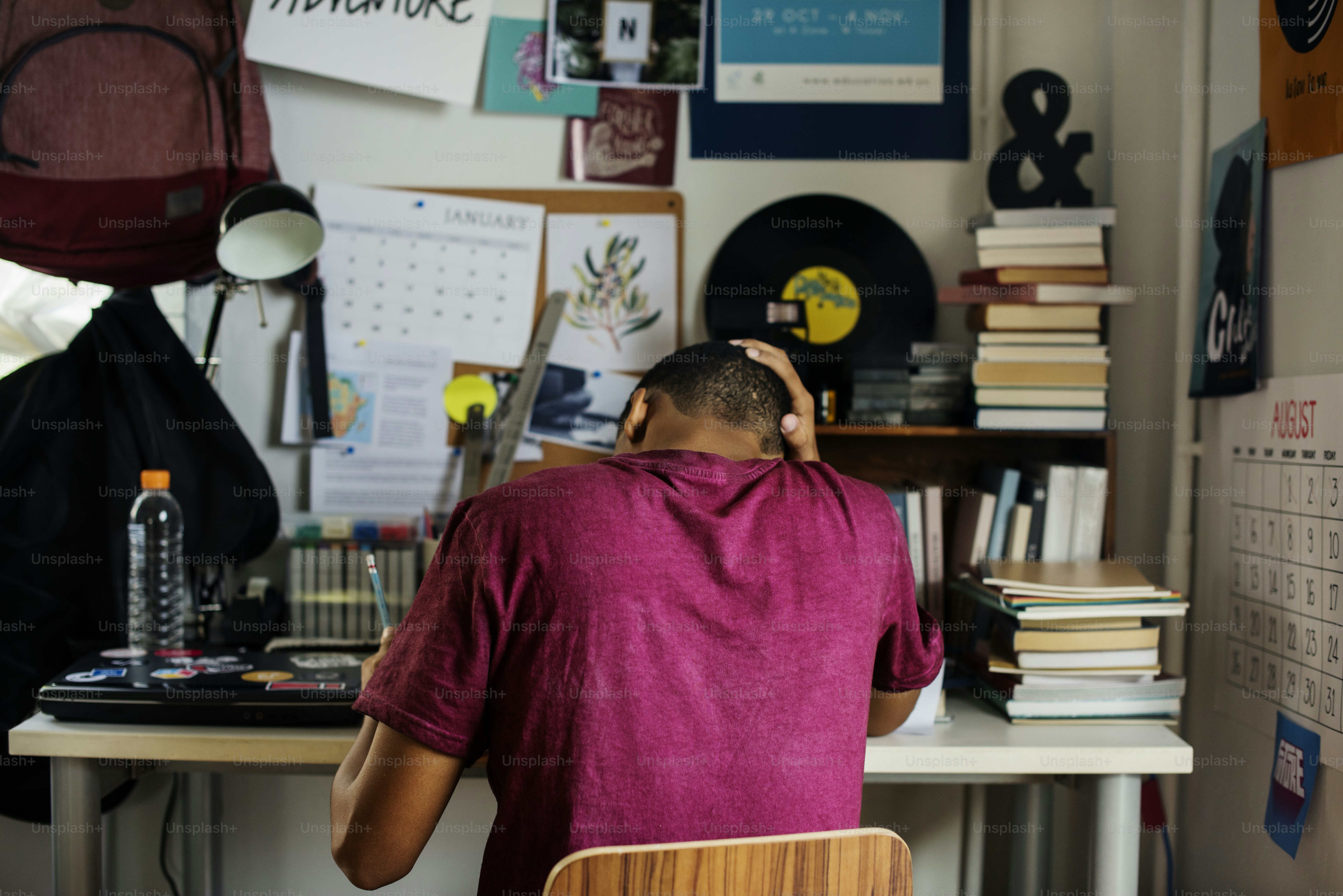 Adolescente en una habitación haciendo el trabajo estresado y frustrado