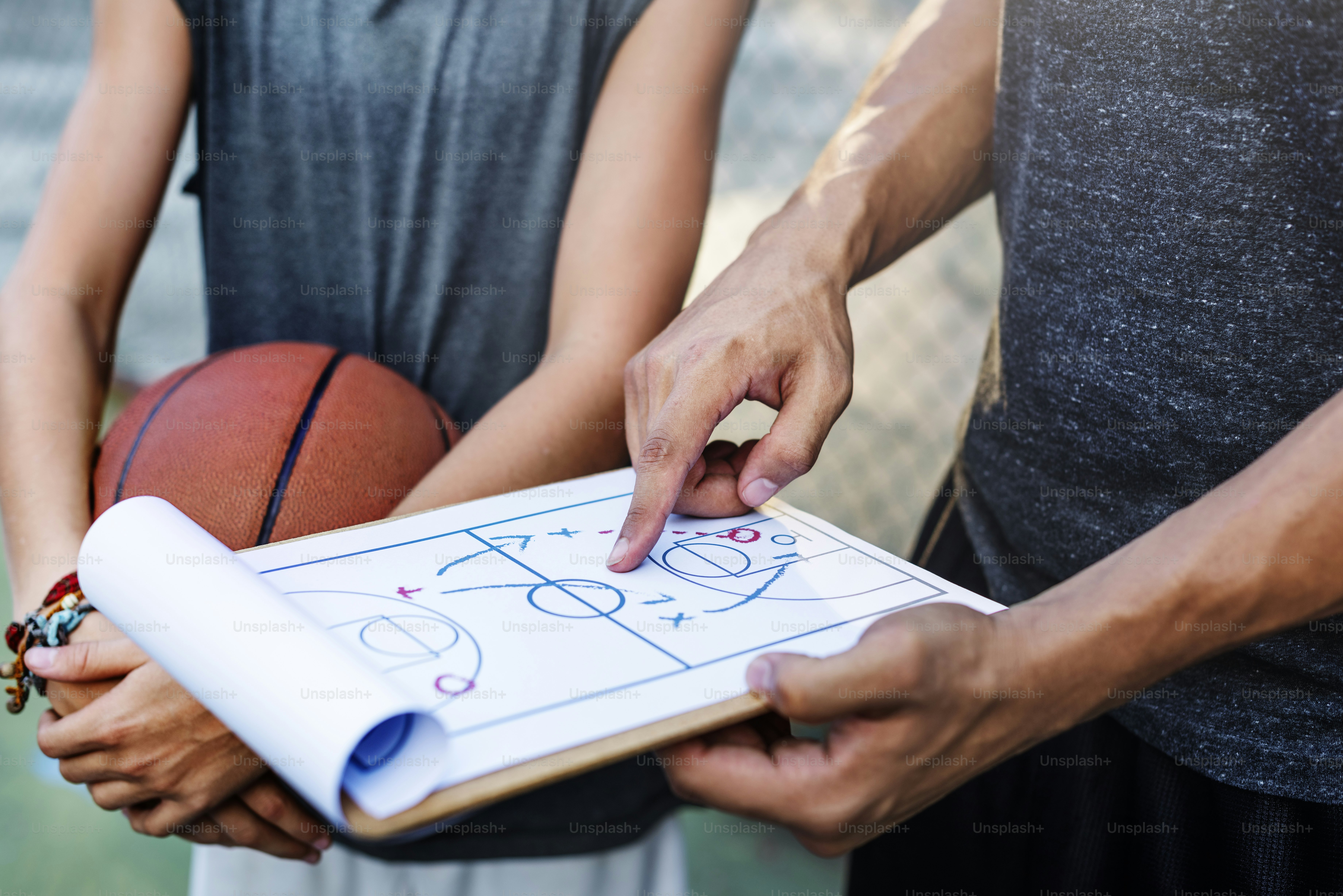 Un groupe de jeunes hommes d'affaires joyeux jouant au basketball au  bureau, prenant un concept de pause. photo – Image de Bureau sur Unsplash, image size:3000x2002