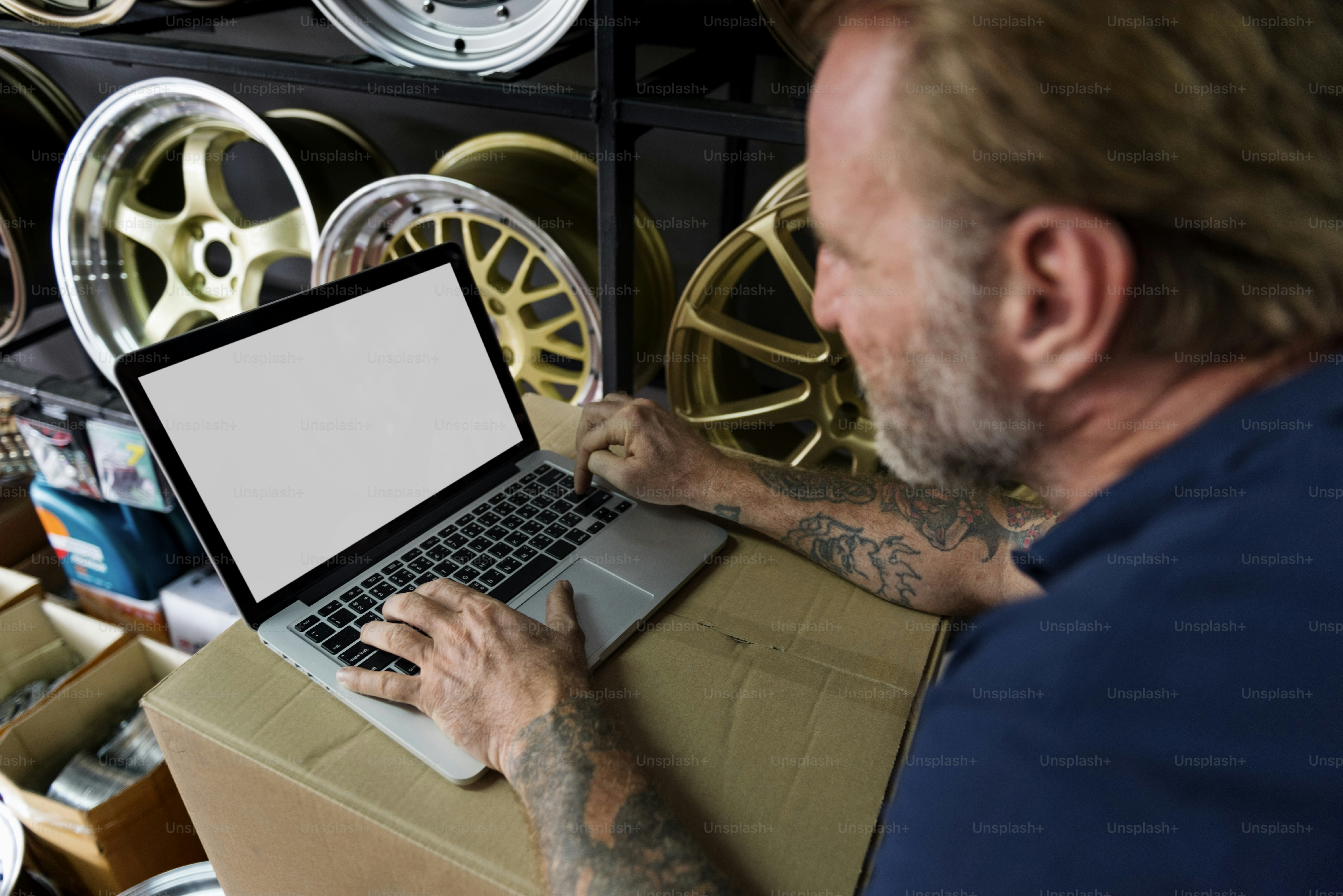 Concepto de computadora portátil de control de almacén del propietario de la tienda de piezas de automóvil