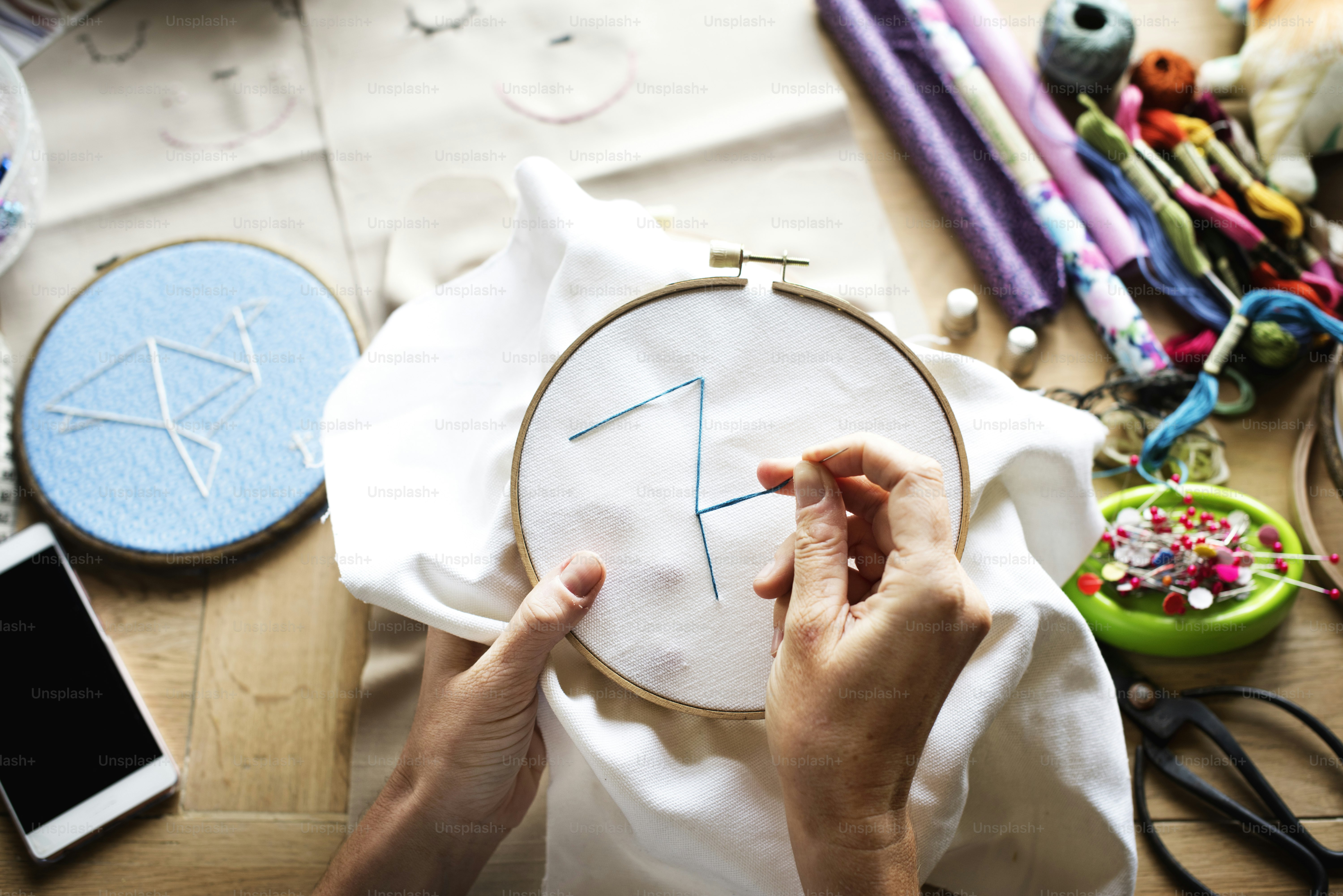 Hands working on embroidery hoop photo – Hand Image on Unsplash