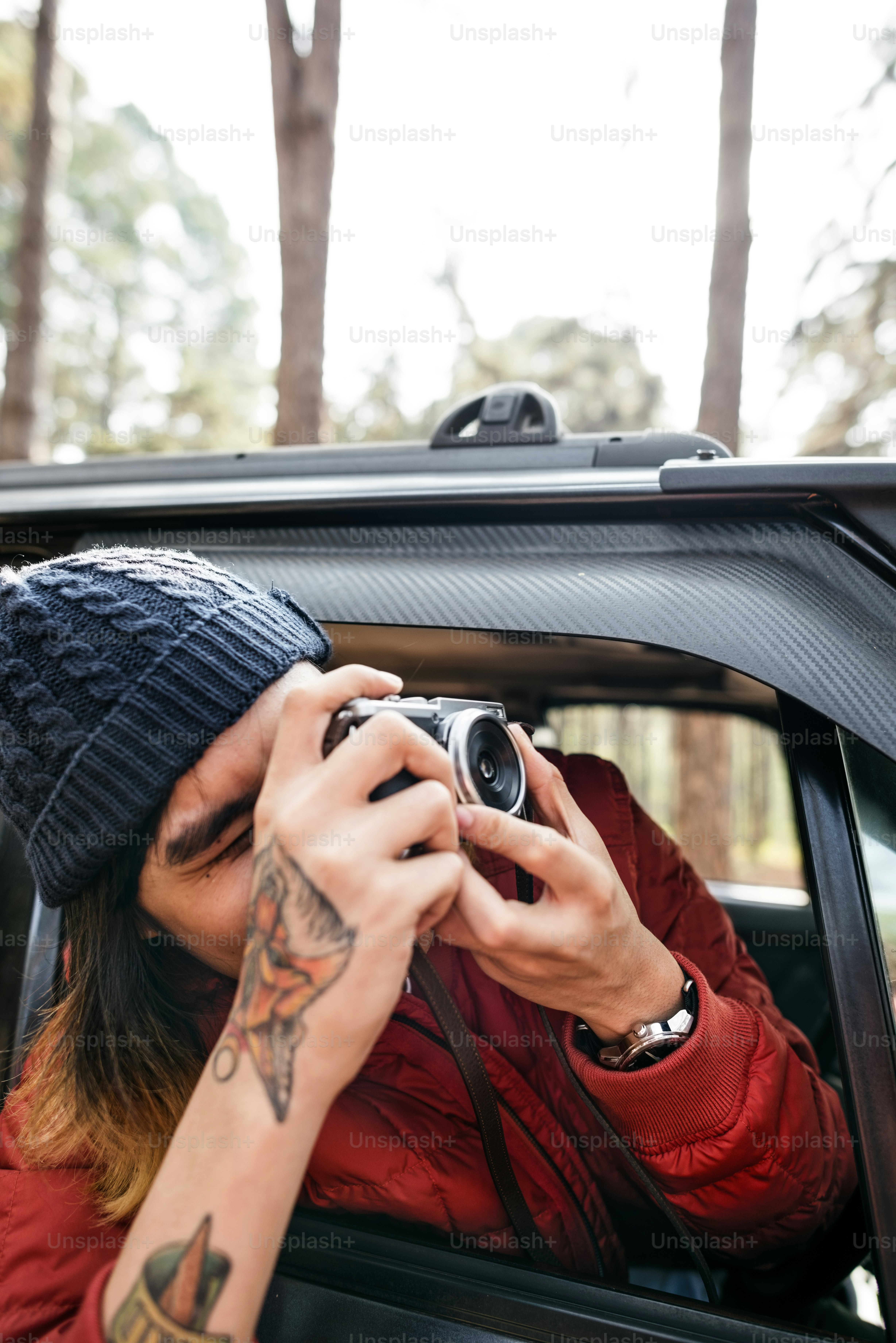 屋外で写真を撮る男のコンセプト