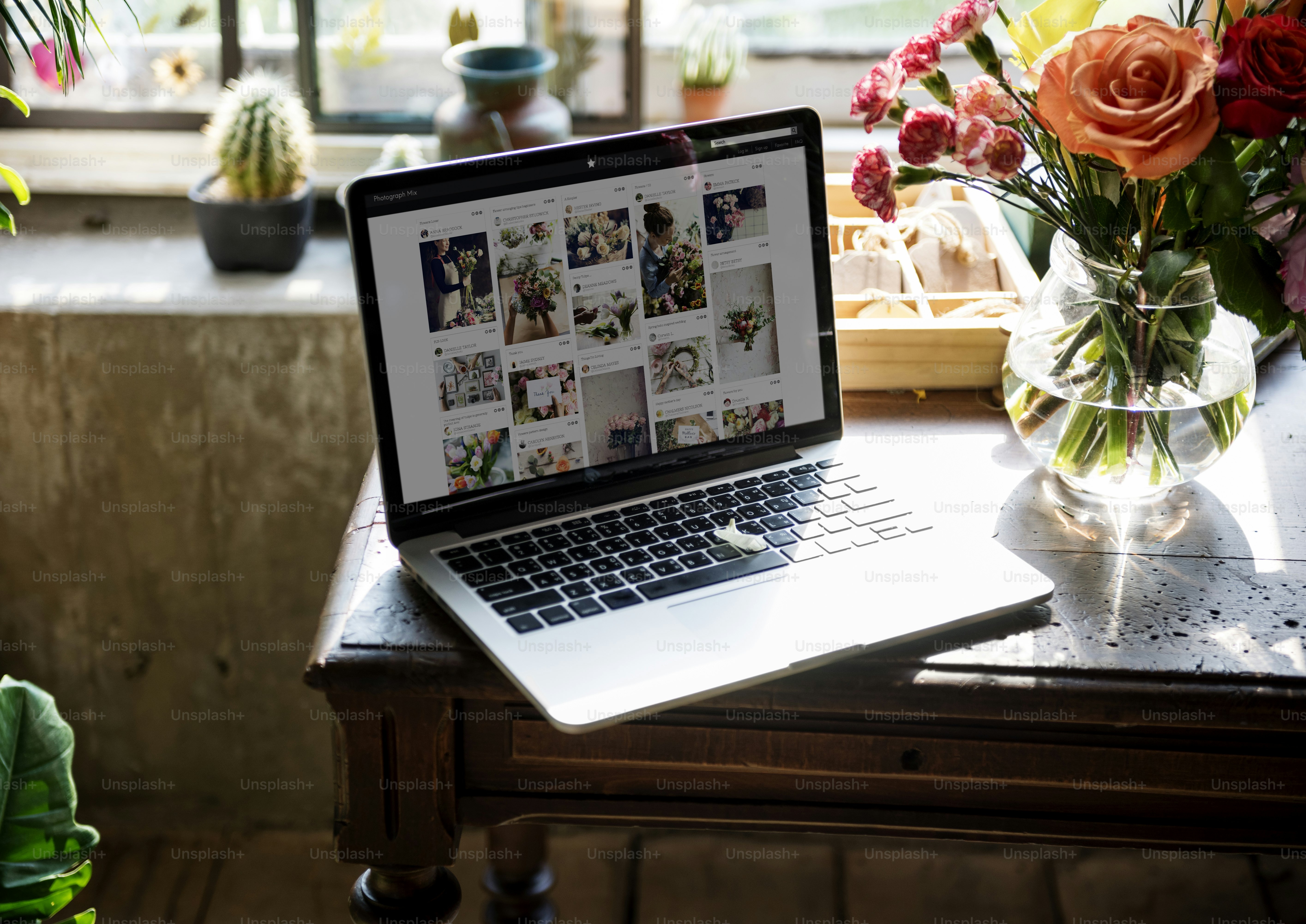 Computer portatile sul tavolo sul negozio di fiori e-business
