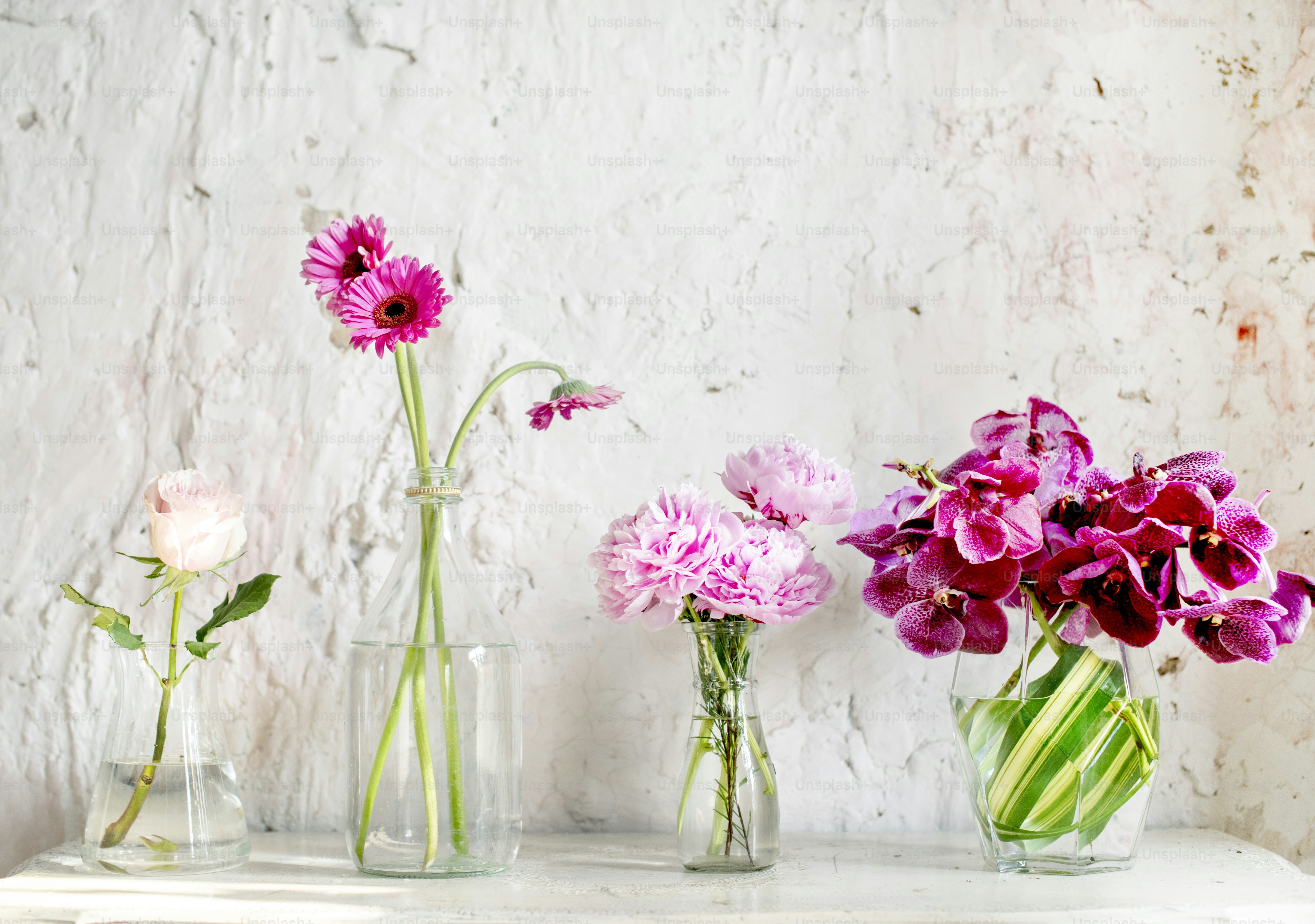 Rosa Blume in einer Vase Glaswaren