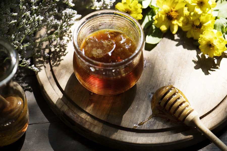 Pot de miel crétois doré avec rayon de miel naturel