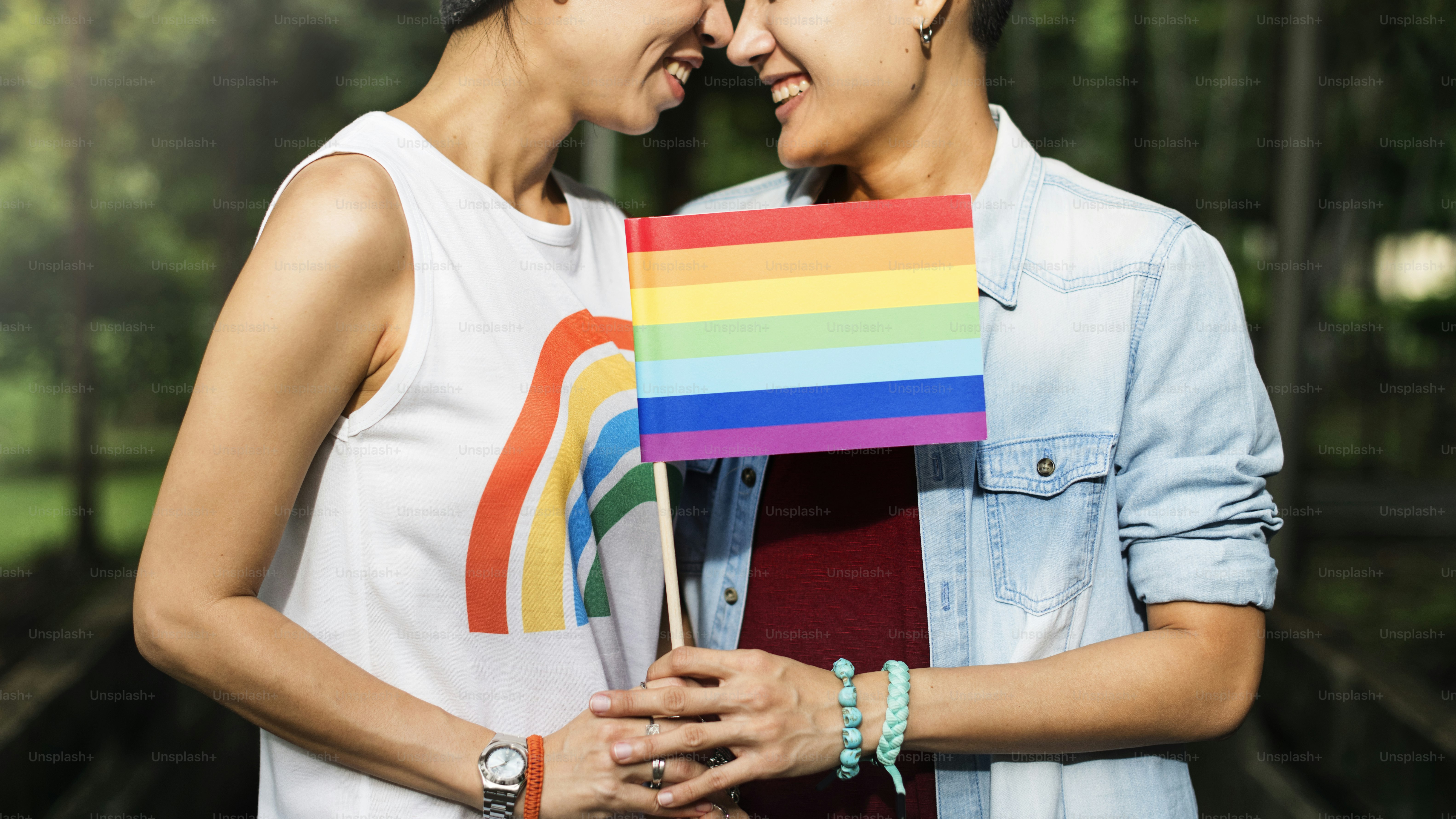 LGBTのレズビアンカップルの瞬間の幸せのコンセプト