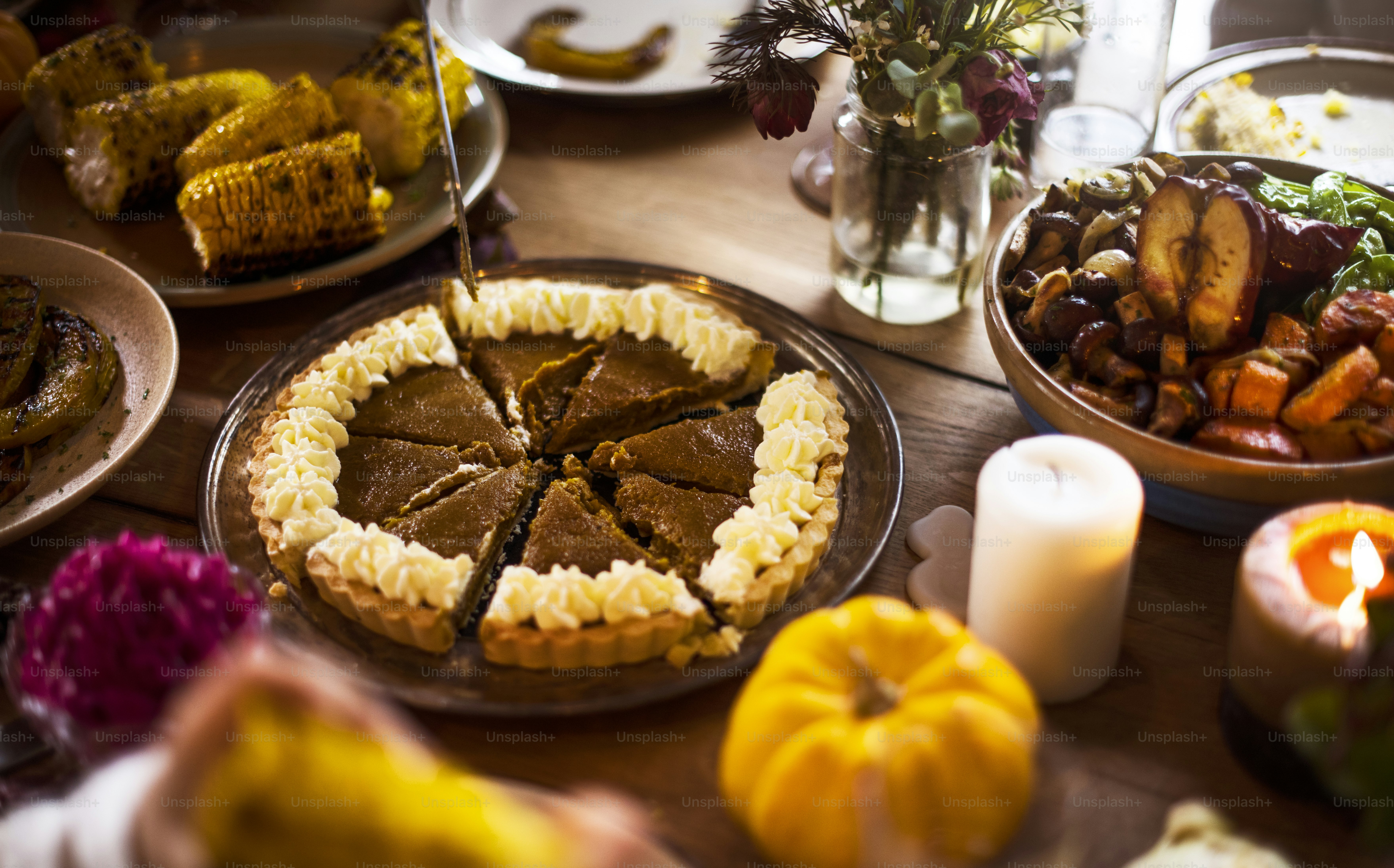 Conceito de feriado de ação de graças de sobremesa de torta de abóbora de corte