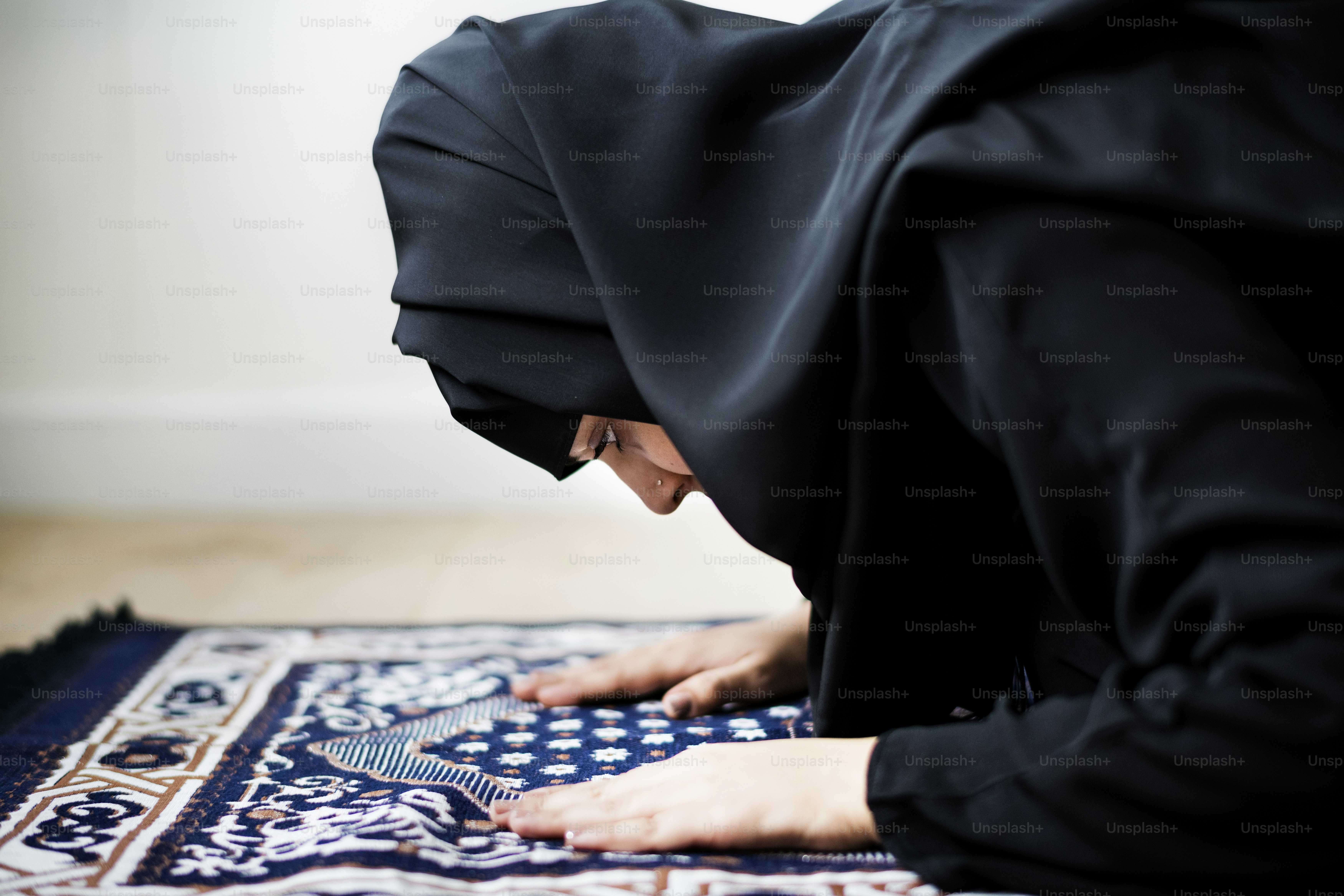 Muslim woman praying in Sujud posture photo – Modest clothing Image on ...