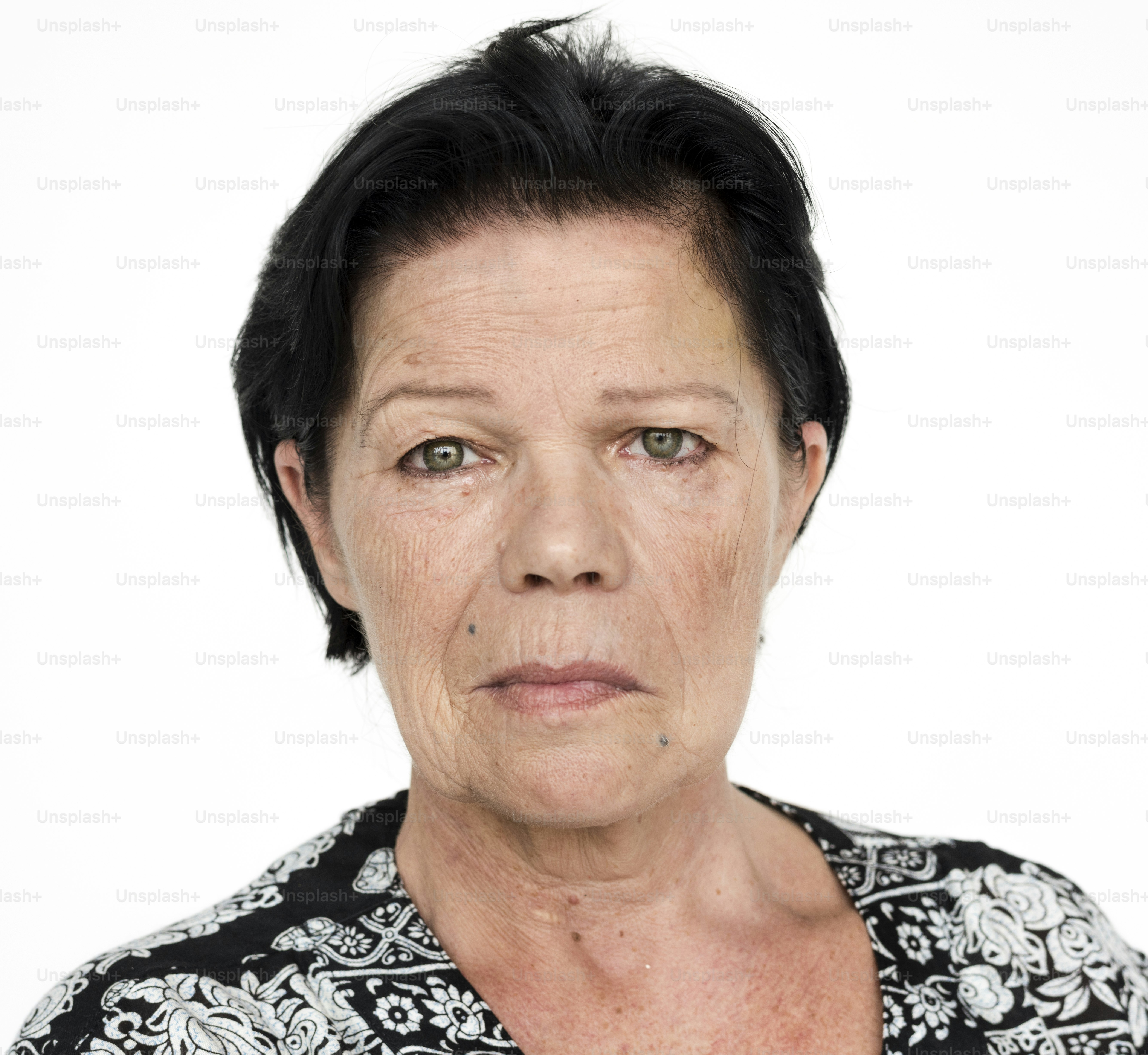 Ältere erwachsene Frau launisch lässig studio portrait