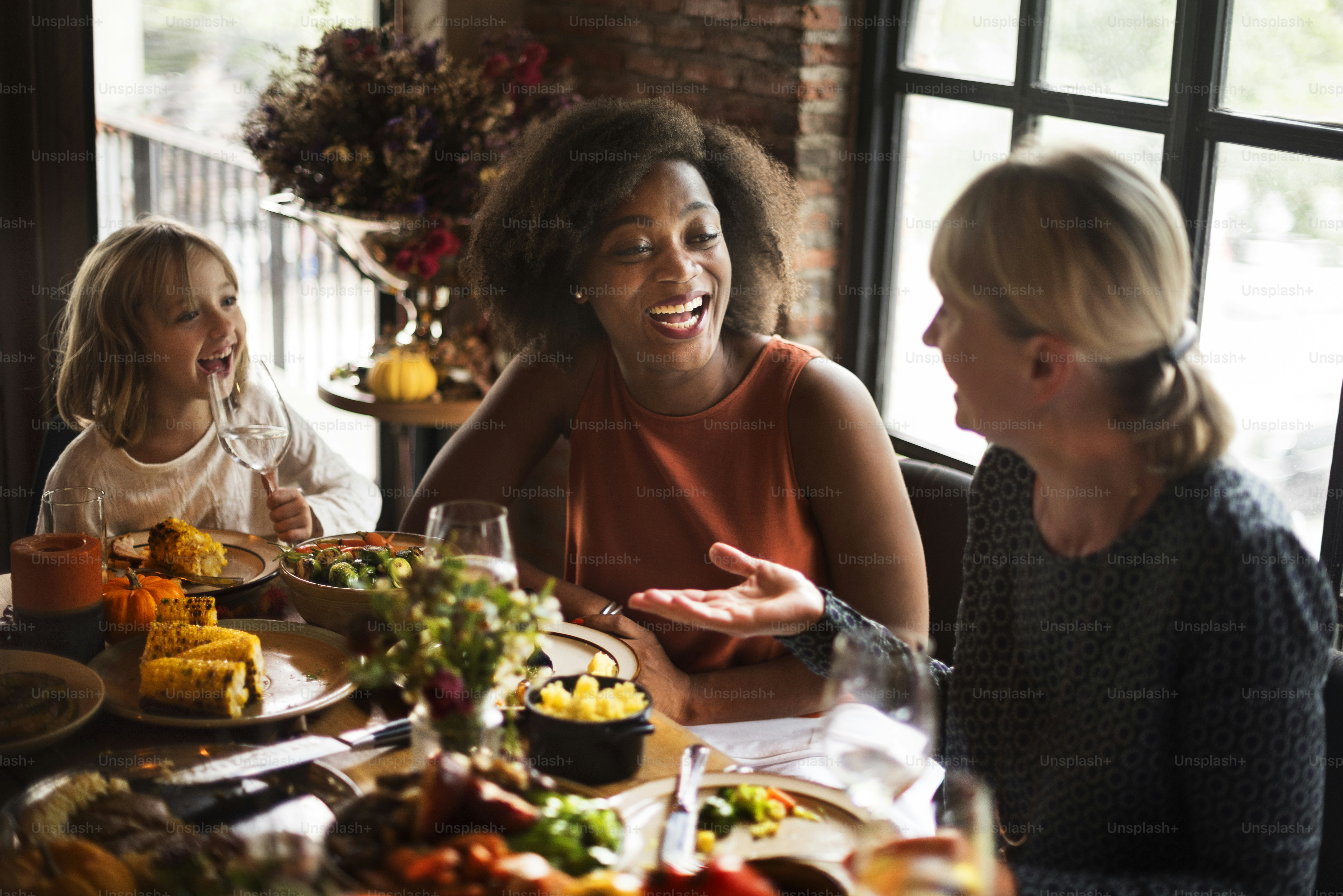 Les gens parlent de célébrer le concept des vacances de Thanksgiving