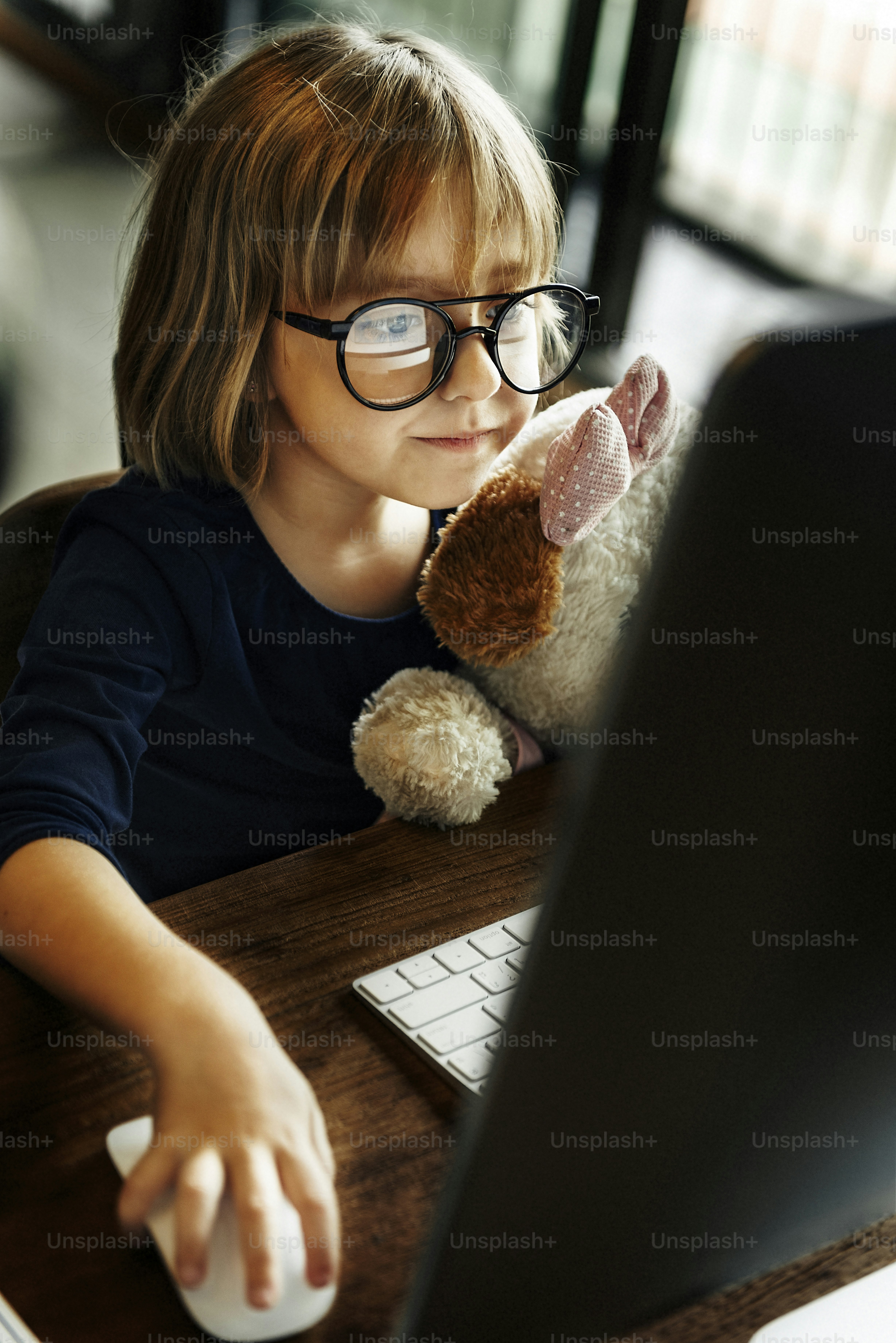 Child Using Computer Pictures | Download Free Images on Unsplash