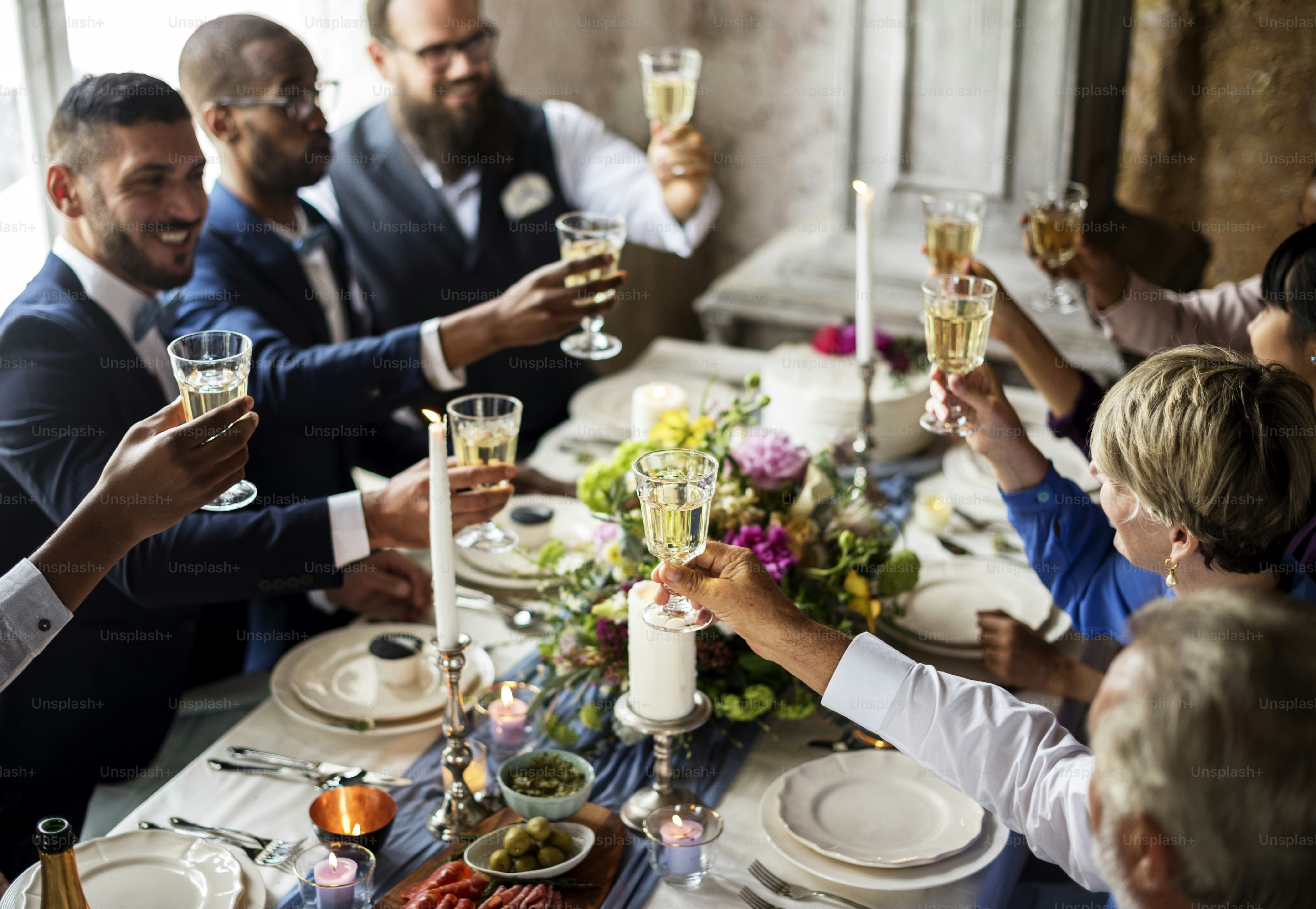Persone diverse applaudono un drink insieme