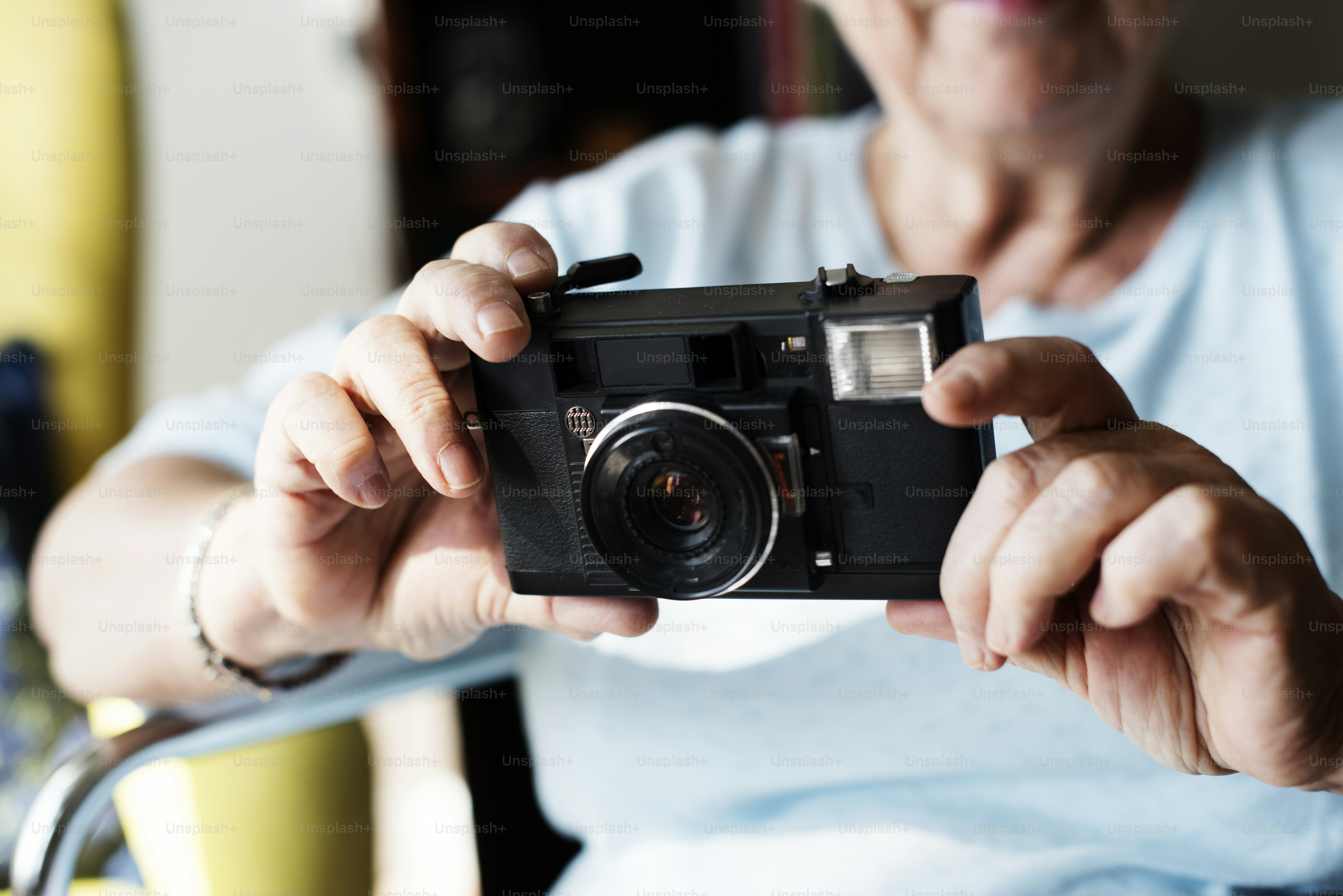 Femme âgée prenant une photo