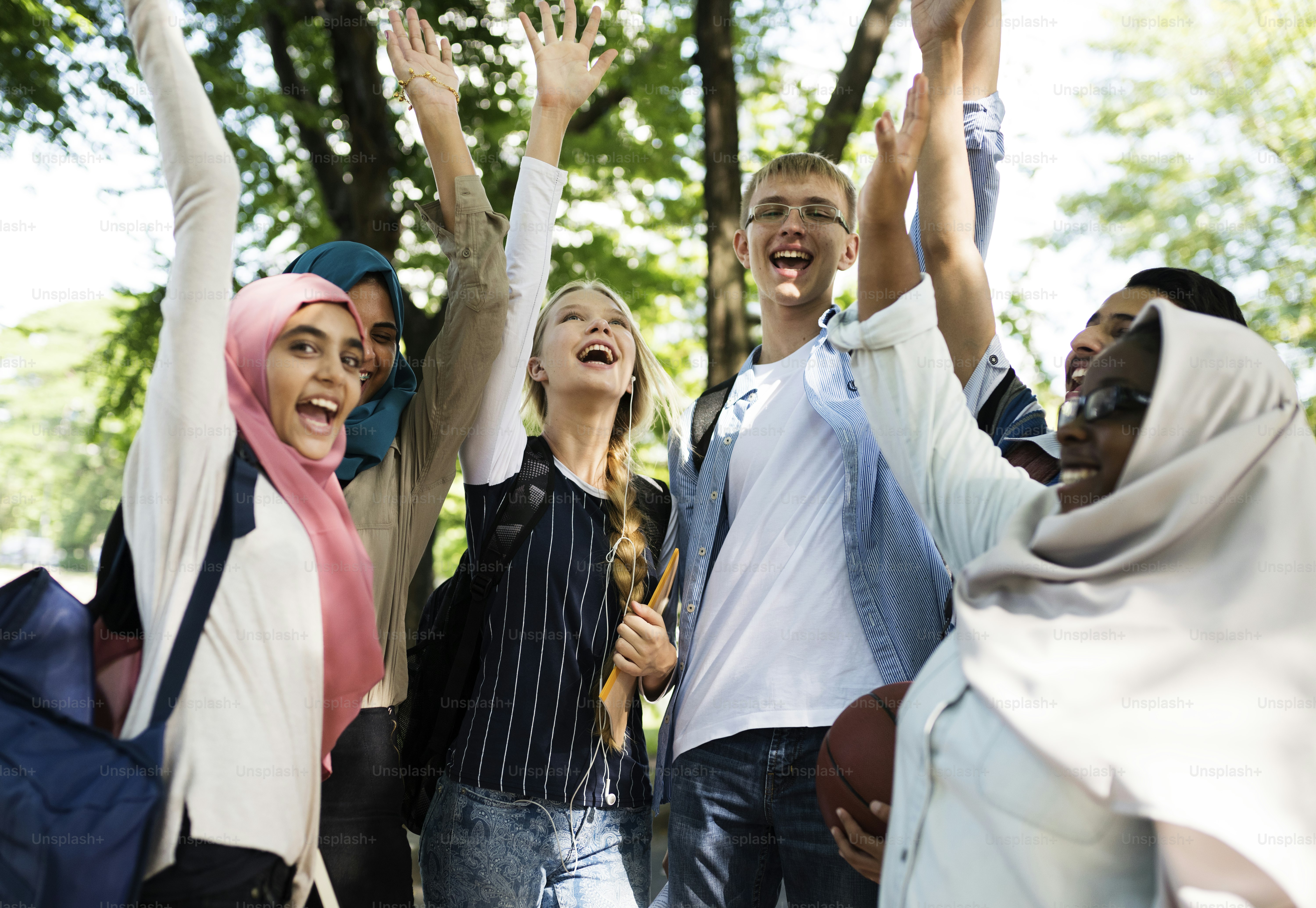 Des adolescents diversifiés travaillent en équipe