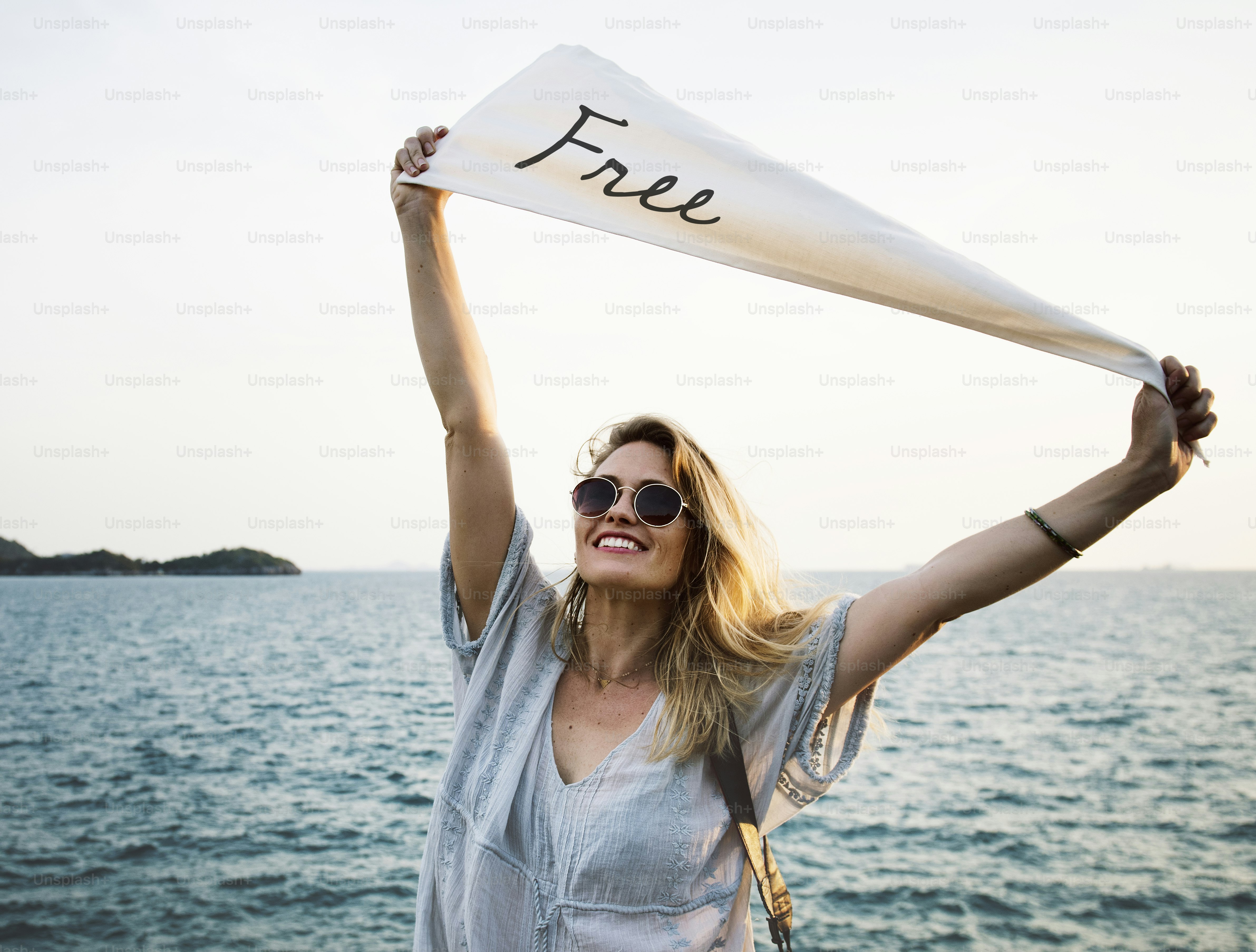 Femme souriante et se détendre au bord de la mer