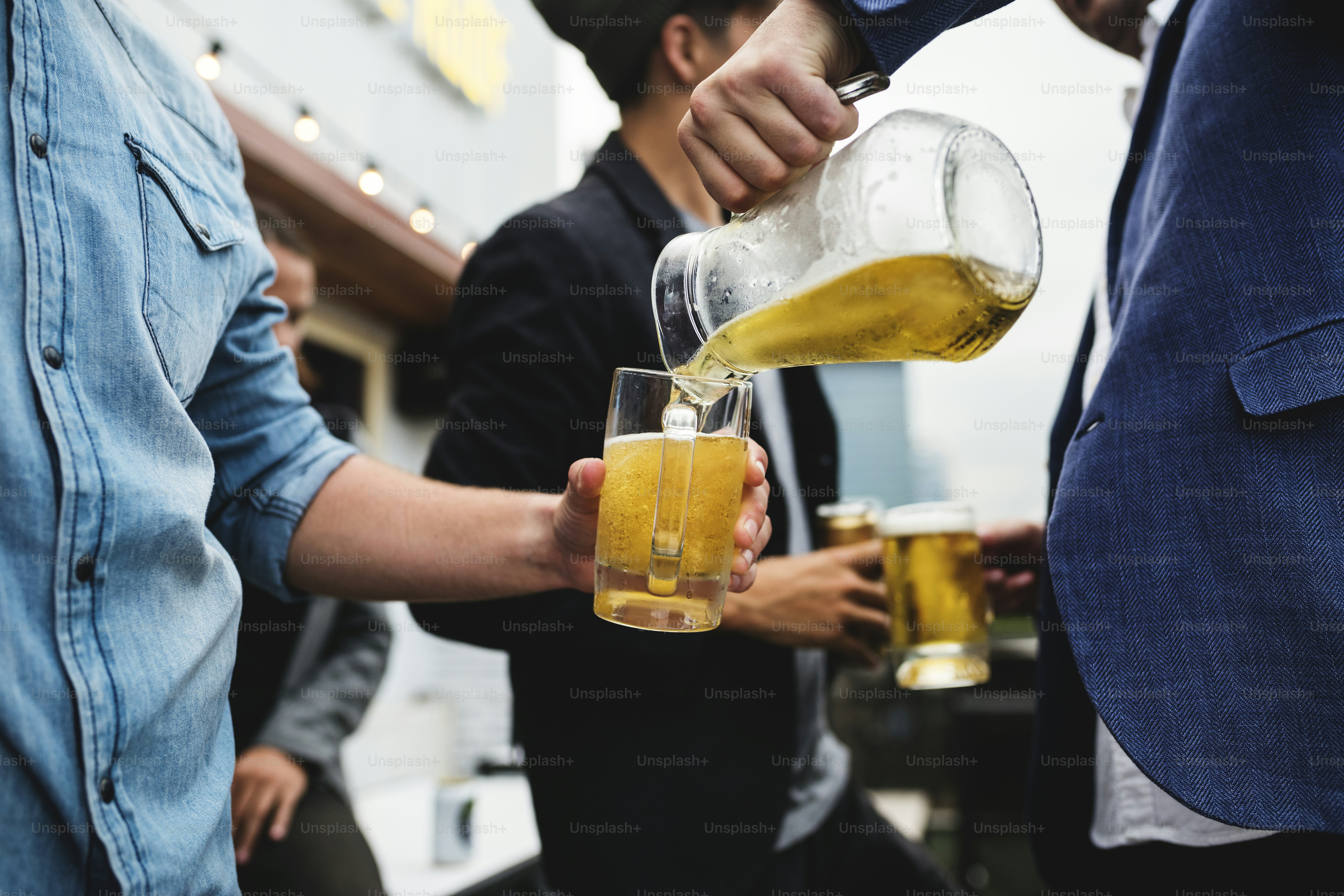 파티에서 축하하는 사람들