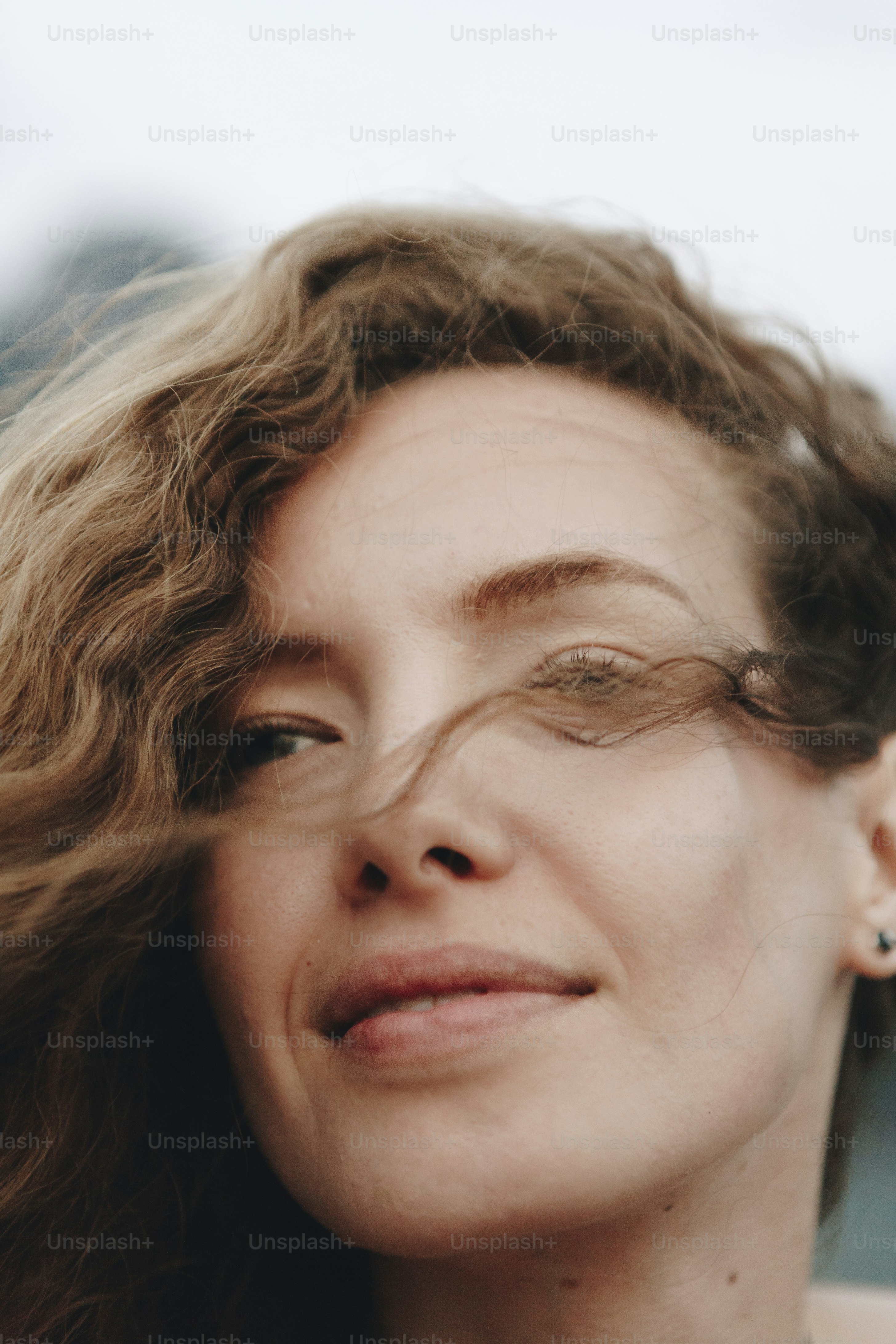 Portrait d’une belle femme aux cheveux bouclés