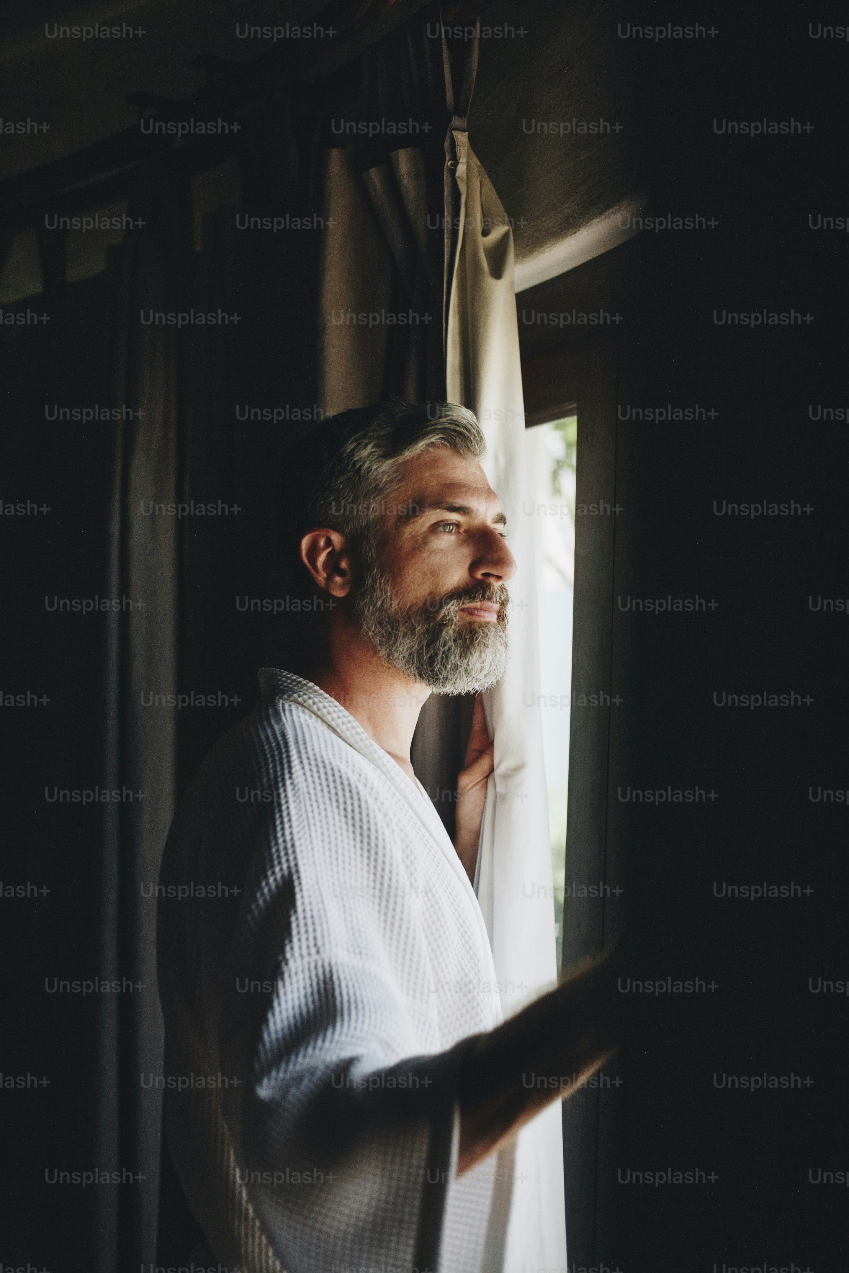 Hombre alegre en albornoz