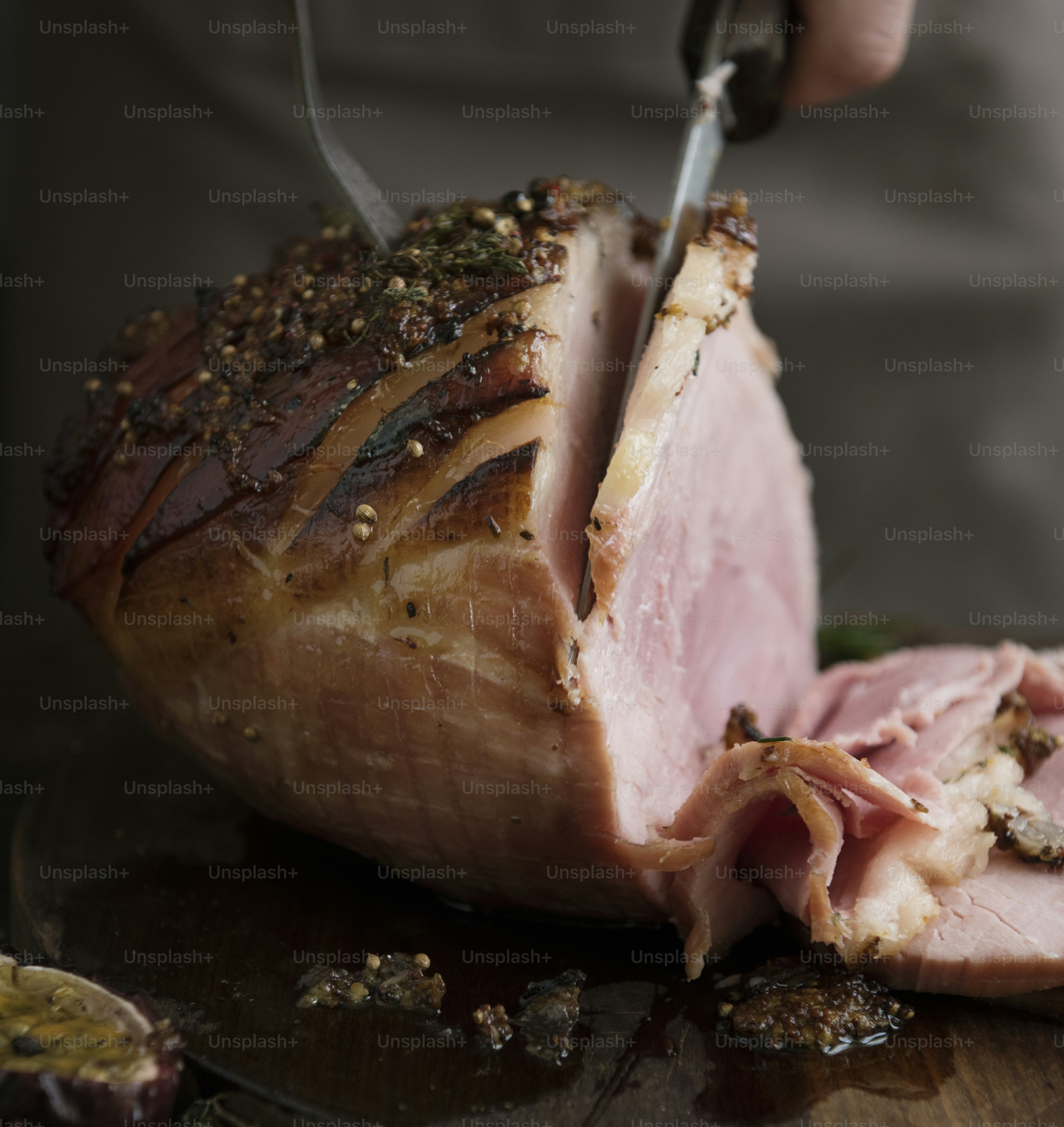 Affettare un'idea per la ricetta della fotografia di cibo al prosciutto al forno
