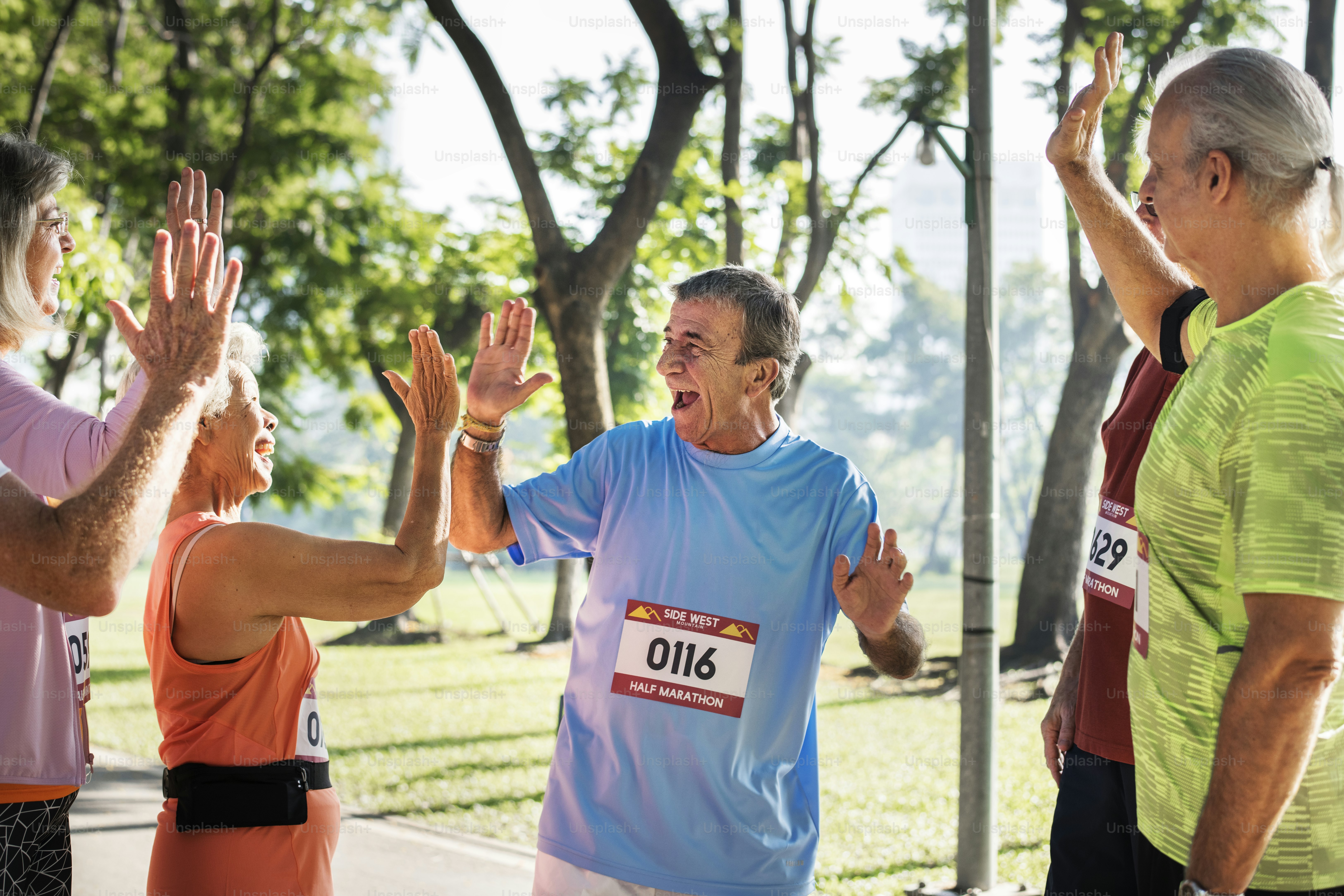 Sekelompok atlet senior memberikan high five