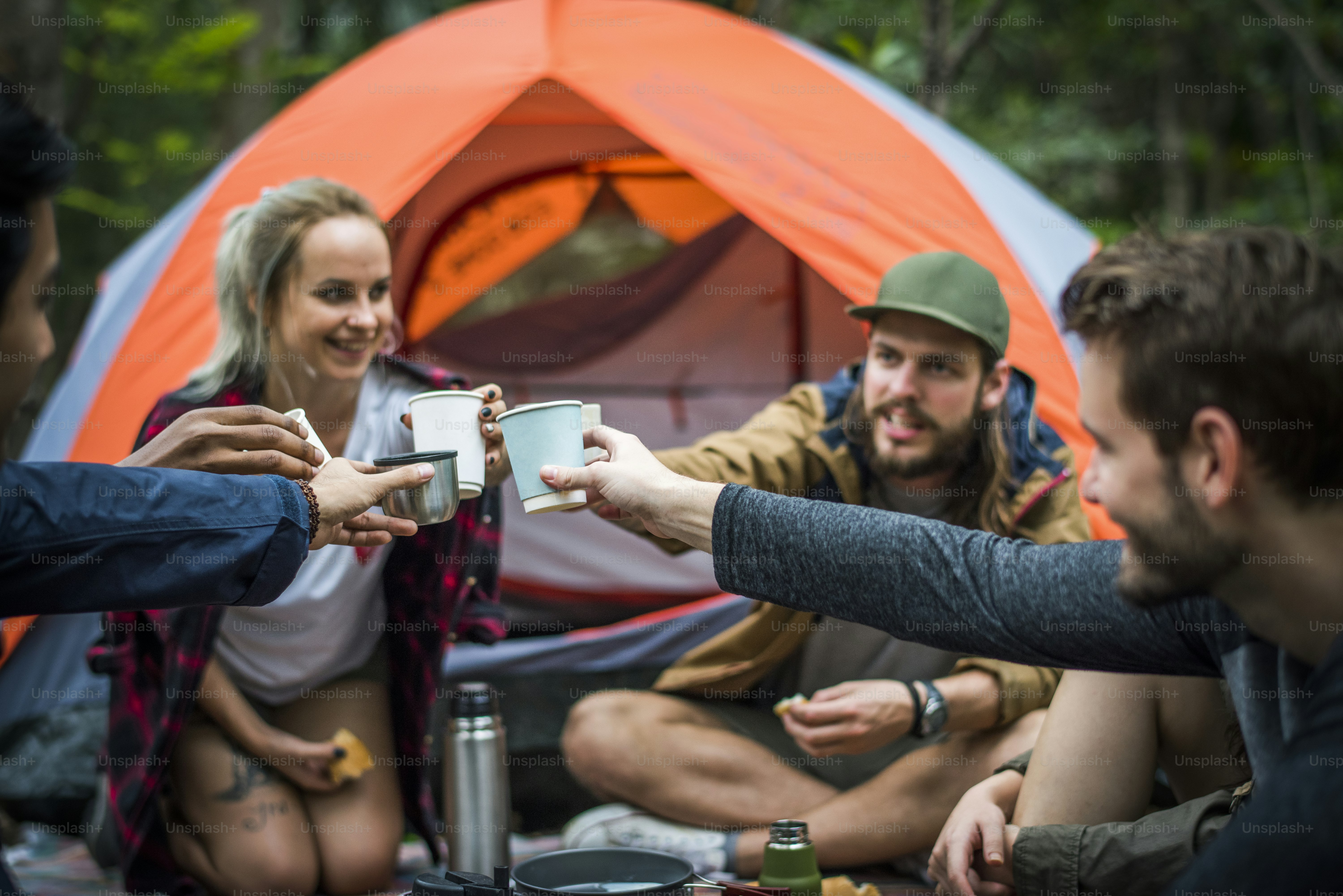 Freunde, die zusammen im Wald campen