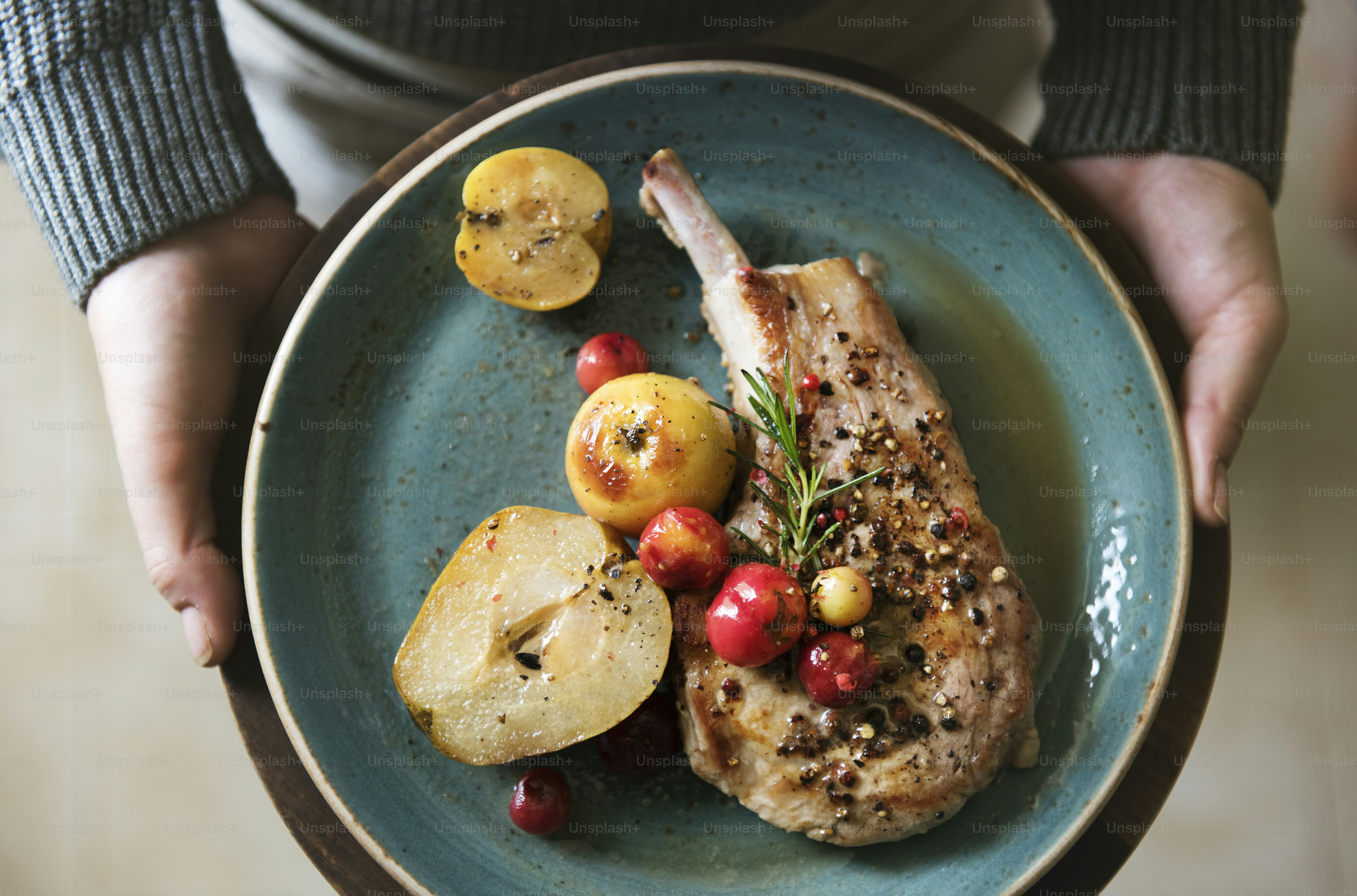 Braciola di maiale servita con mele idea per la ricetta della fotografia di cibo