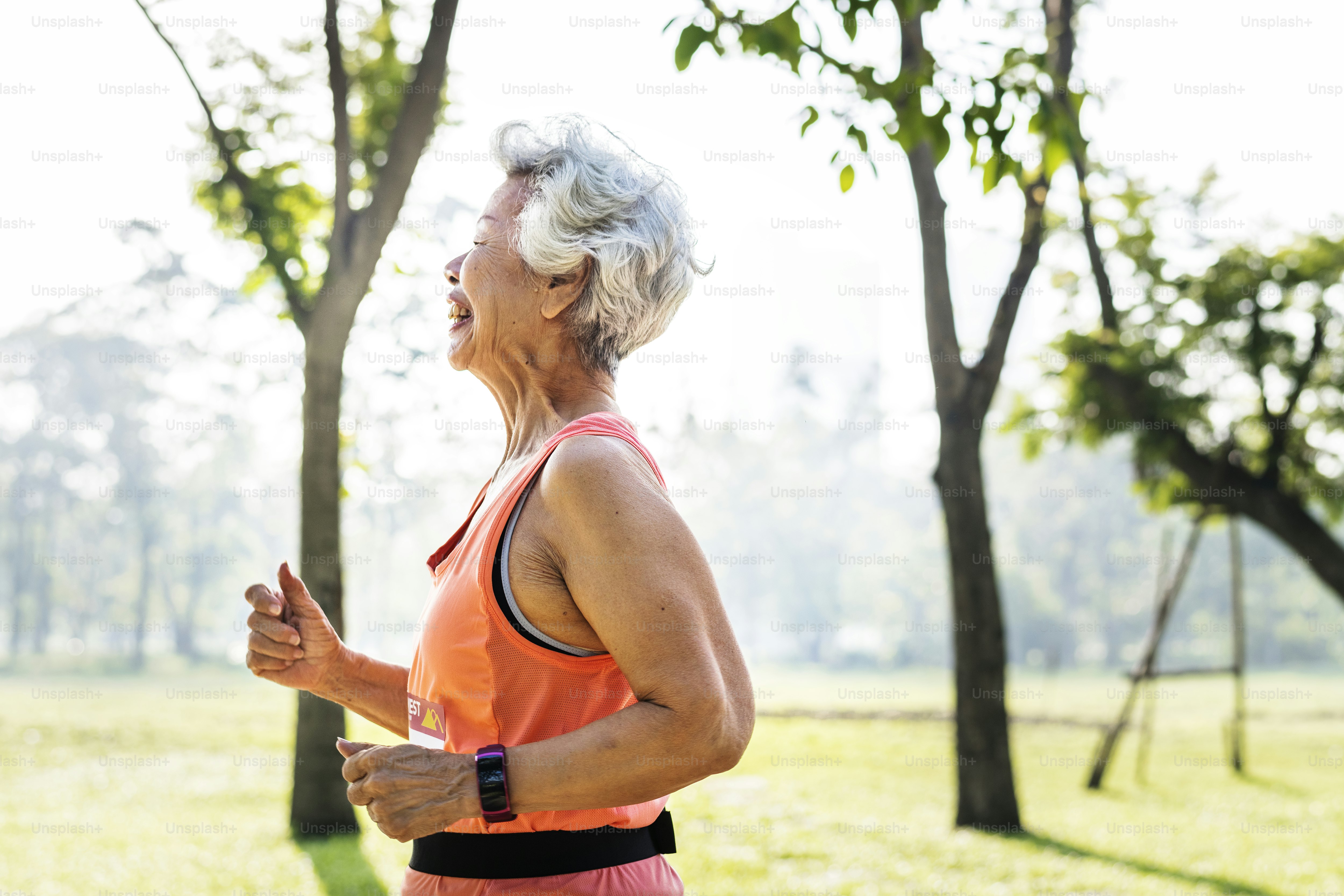 Atlet senior berlari di taman