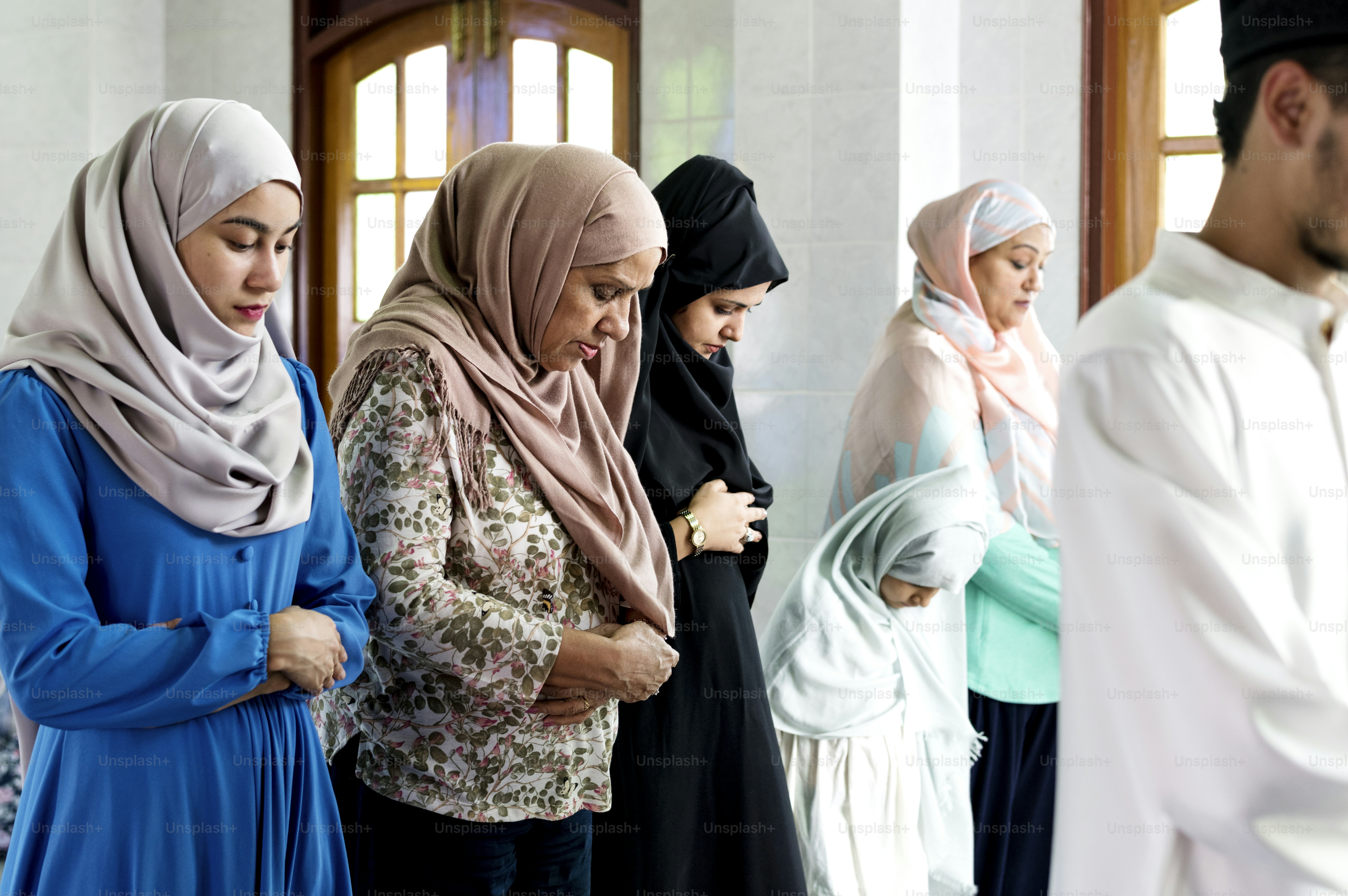 Sholat Muslim dalam postur Qiyaam