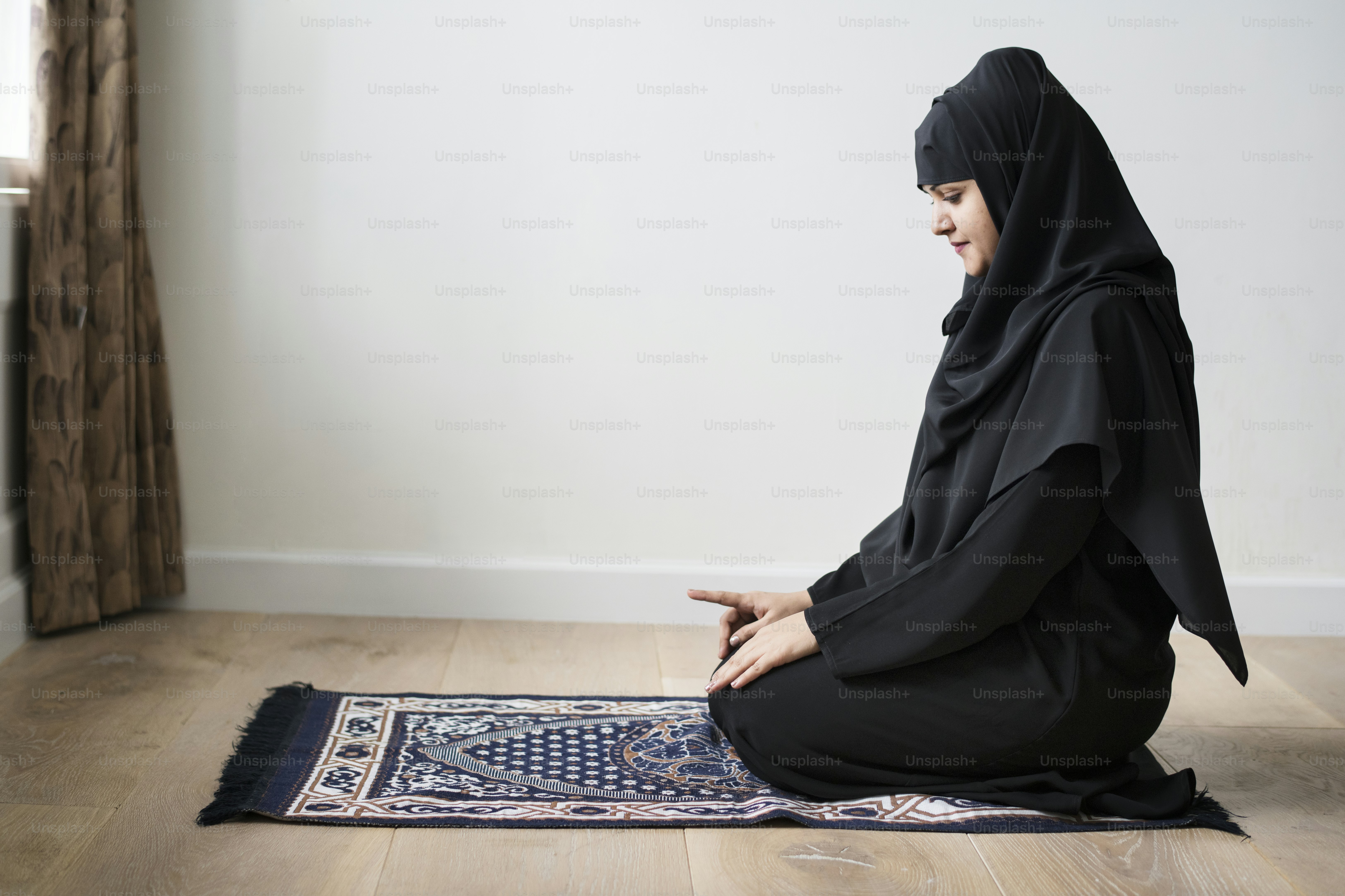 Muslim woman praying in Sujud posture photo – Modest clothing Image on ...