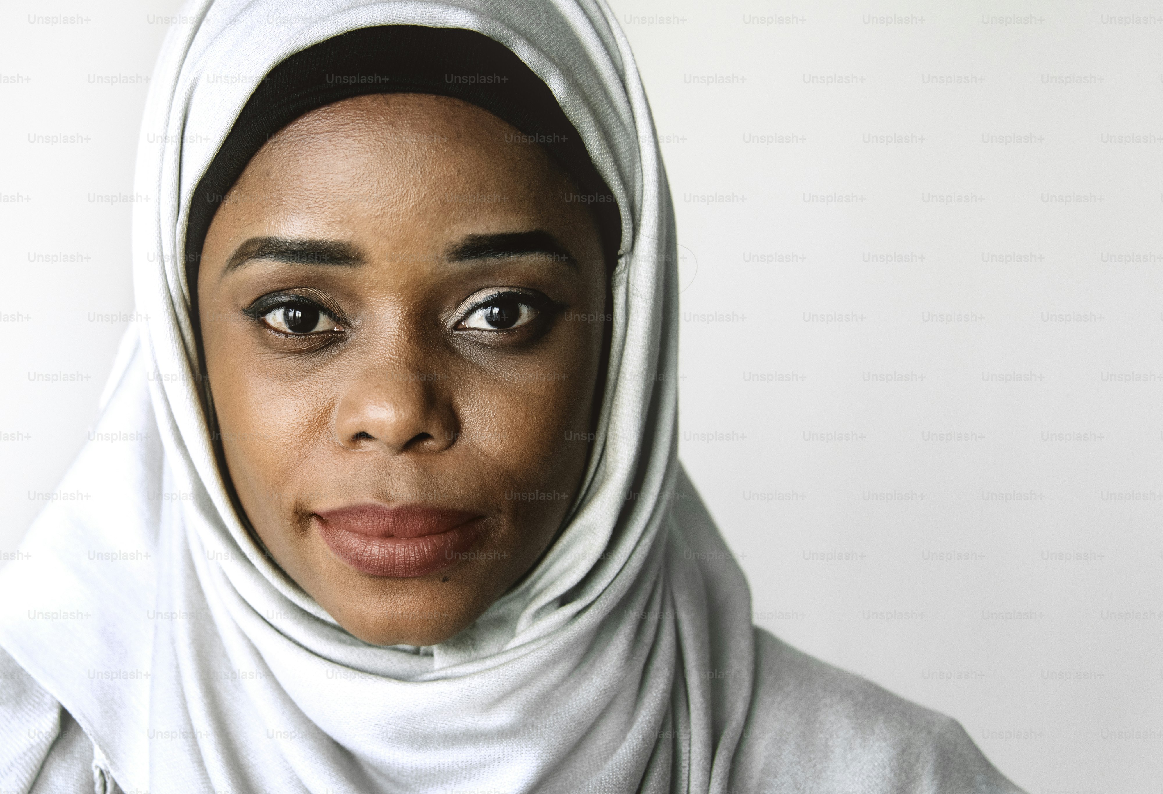 Potret wanita Islam melihat kamera