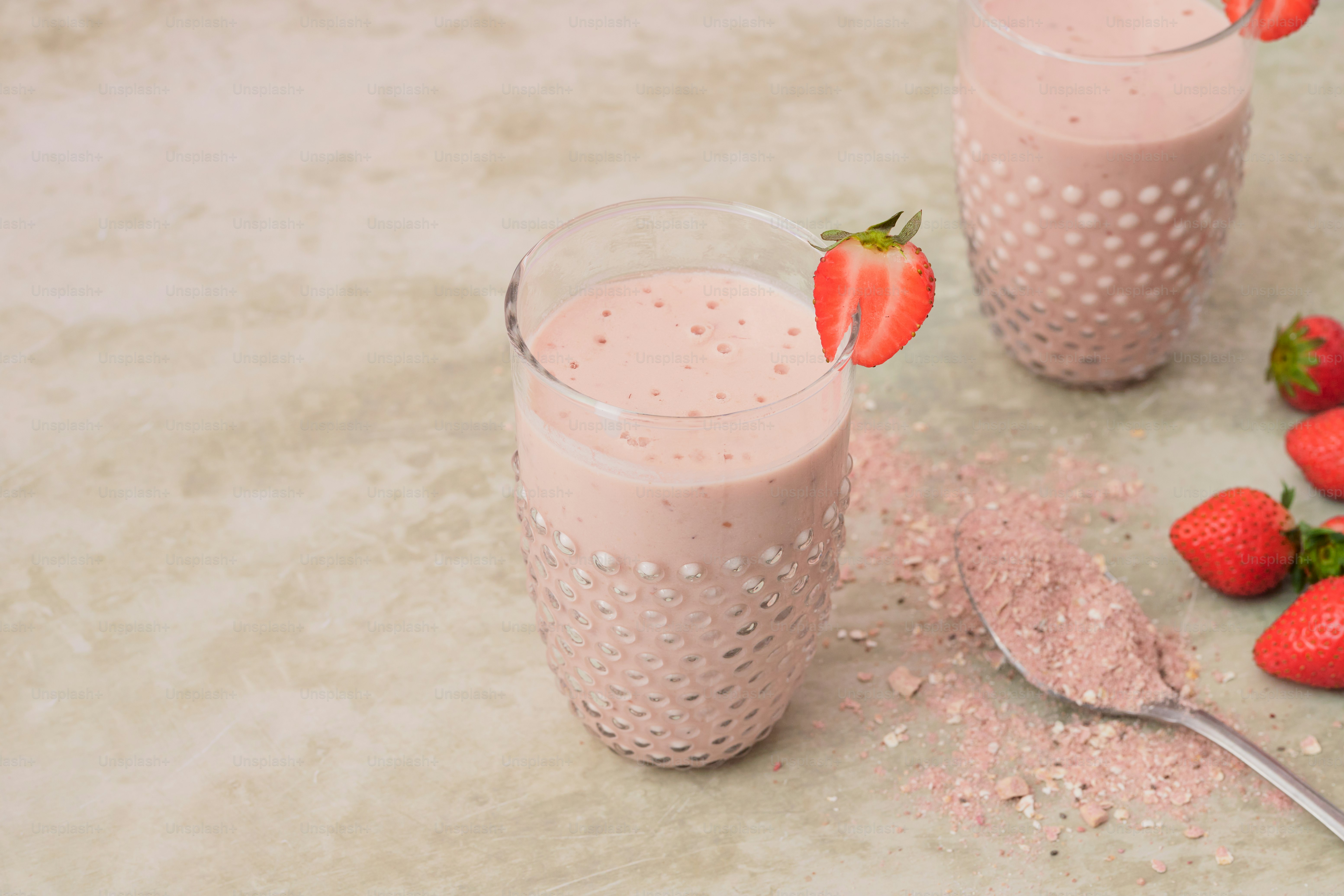 Un paio di bicchieri con fragole su un tavolo