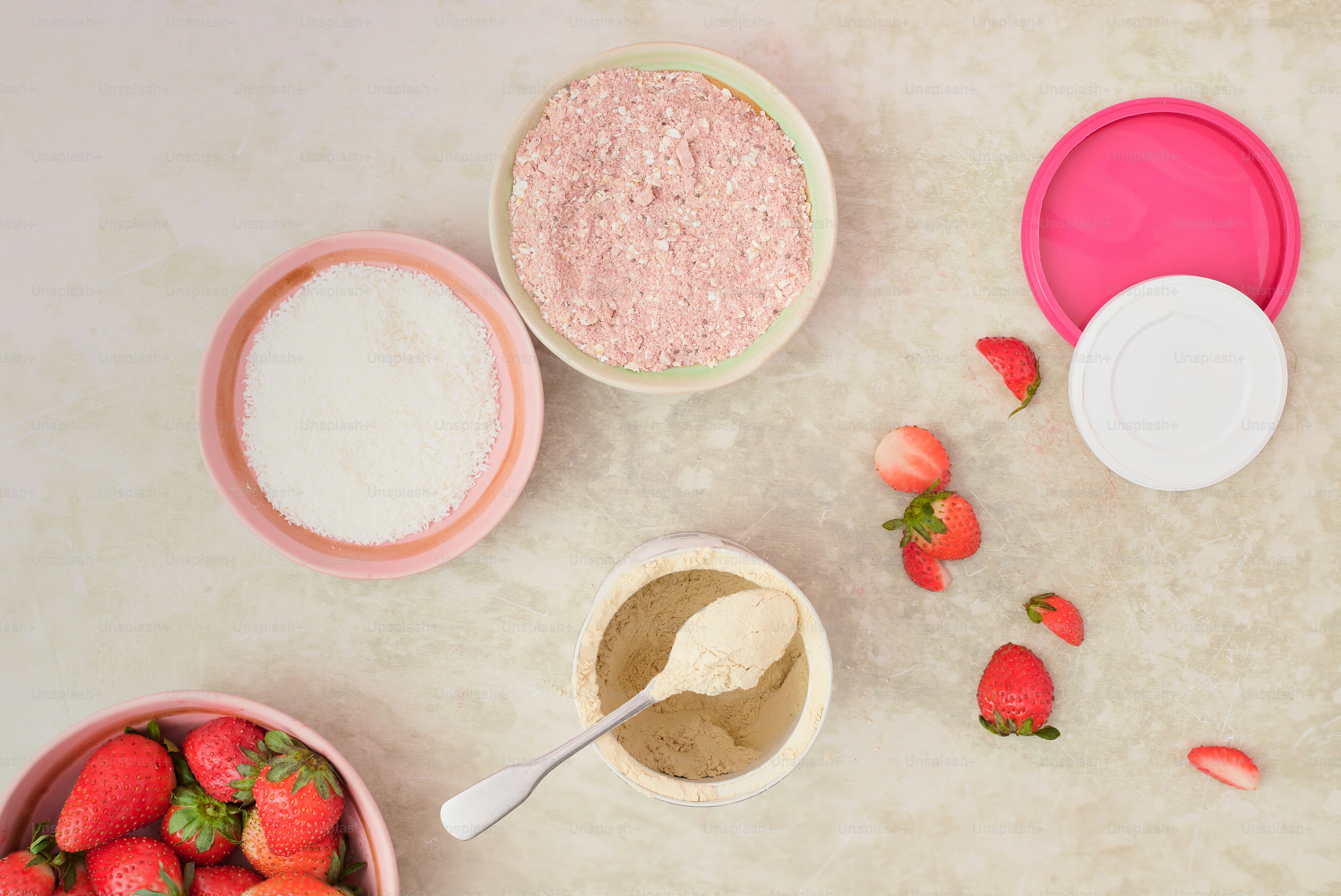 Una mesa cubierta con cuencos rellenos de fresas